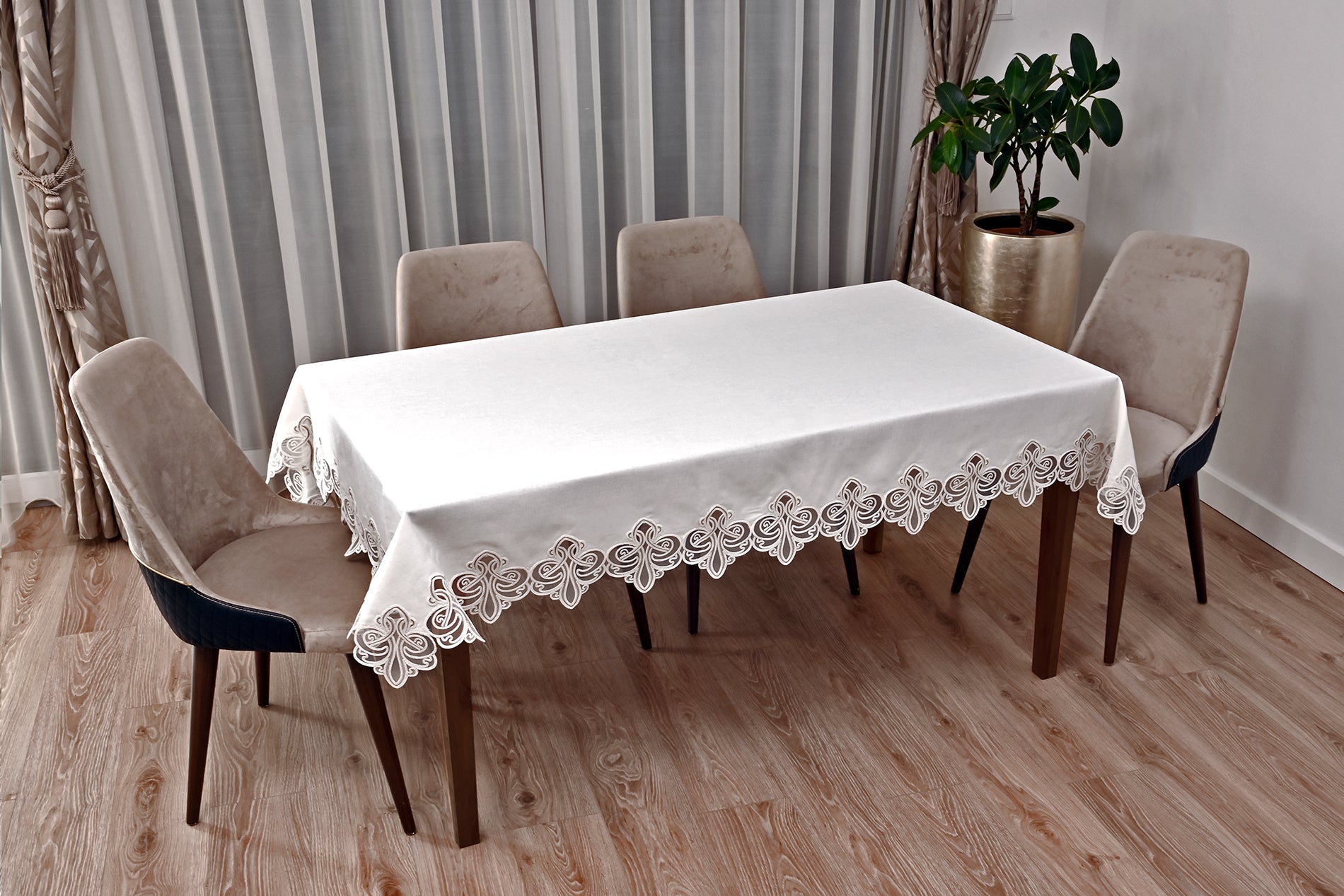 Viento Lüx asztalterítő törtfehér  arany csipkével 160 x 220 cm