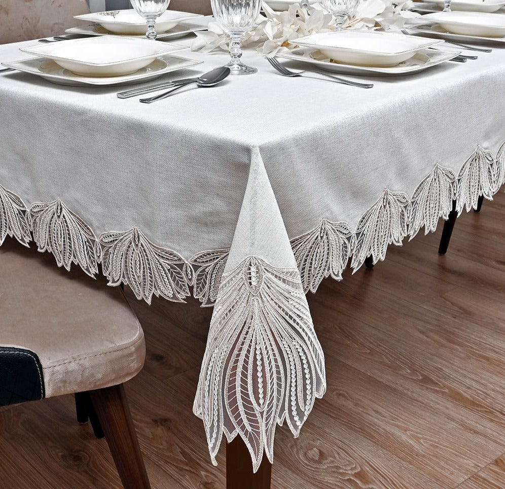 Kaktus Lüx asztalterítő, tört fehér szemcsés vászon, arany csipkével 160x220