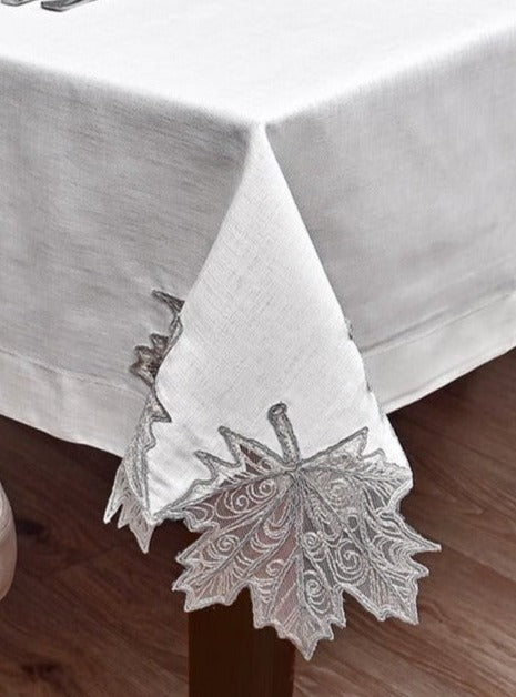 Cinar Eko asztalterítő, tört fehér vászon, nagy ezüst csipkével 160x220