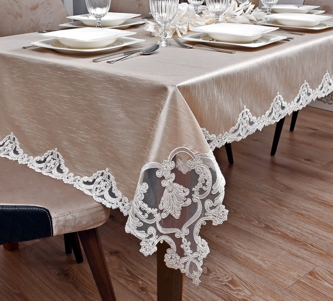 Körfez Lüx, selyem asztalterítő bézs színű, arany csipkével 160x220