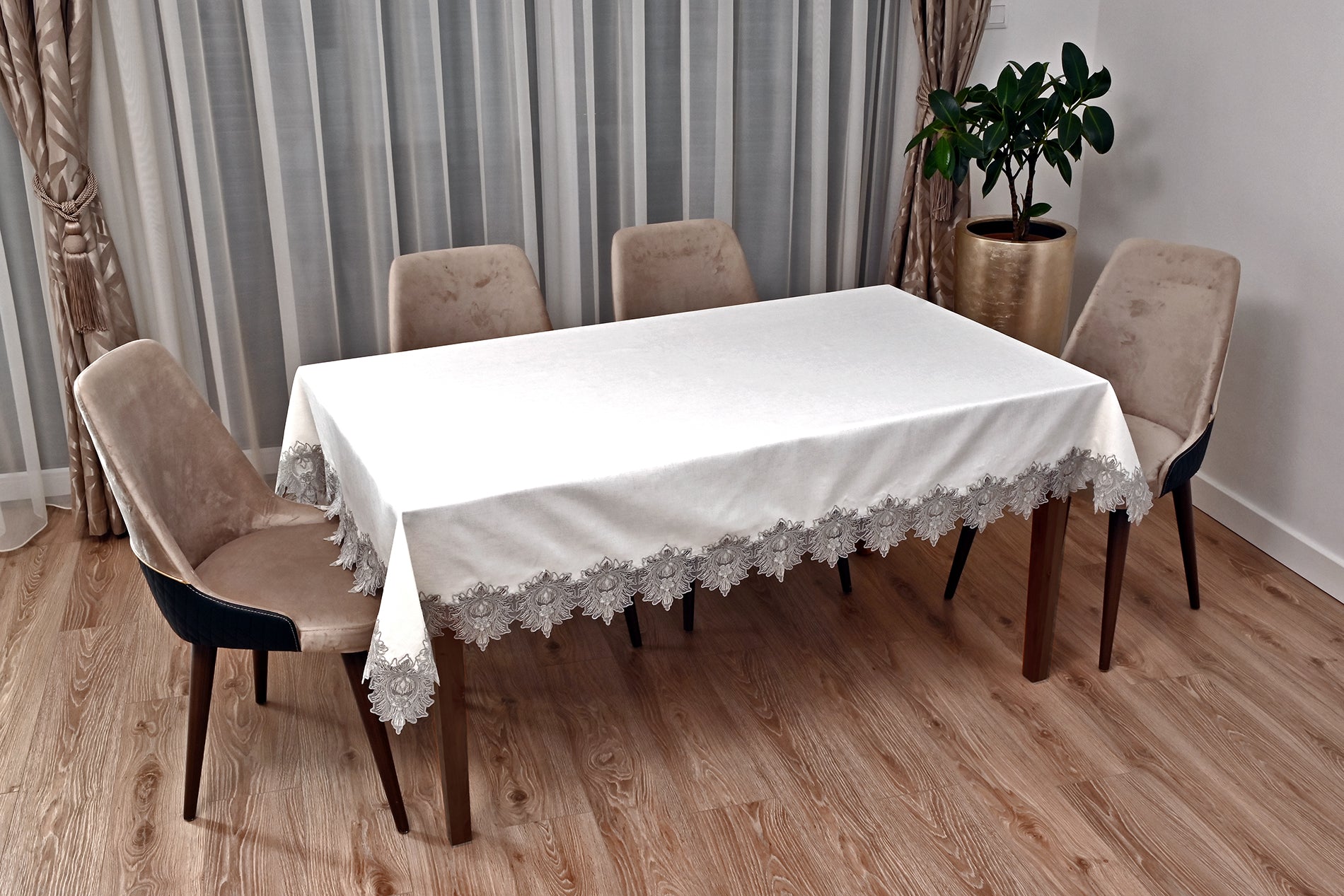 Taj Mahal Lüx asztalterítő tört fehér vászon, ezüst csipkével 160x220