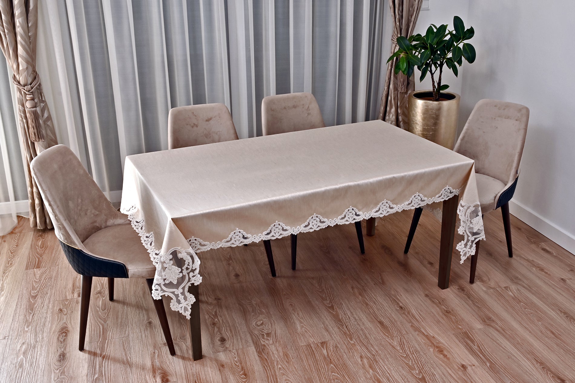 Körfez Lüx, selyem asztalterítő bézs színű, arany csipkével 160x220