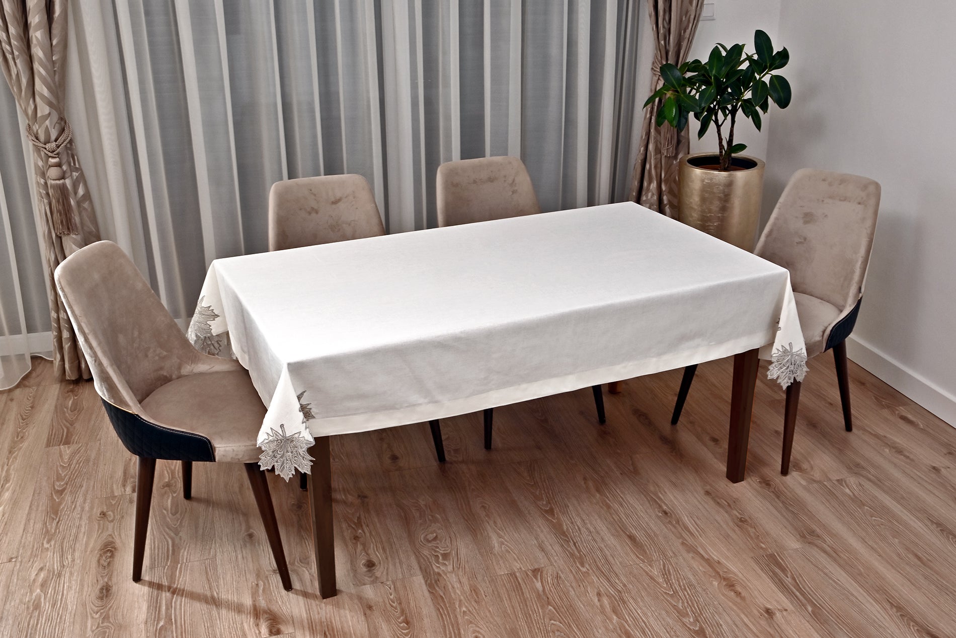 Cinar Eko asztalterítő, tört fehér vászon, nagy ezüst csipkével 160x220