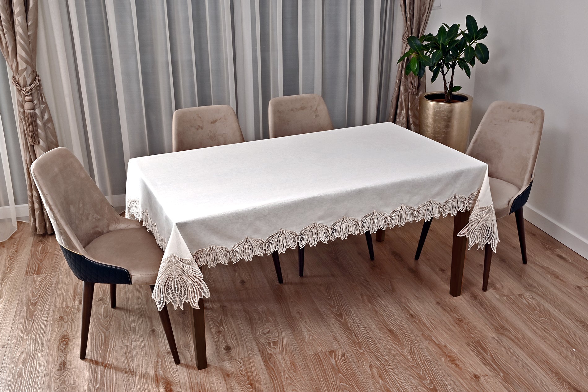 Kaktus Lüx asztalterítő, tört fehér szemcsés vászon, arany csipkével 160x220