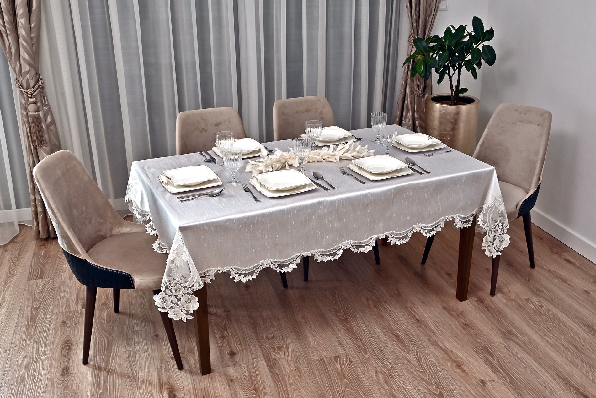 Zahira Lüx asztalterítő, fehér selyem, ezüst csipkével 160x220