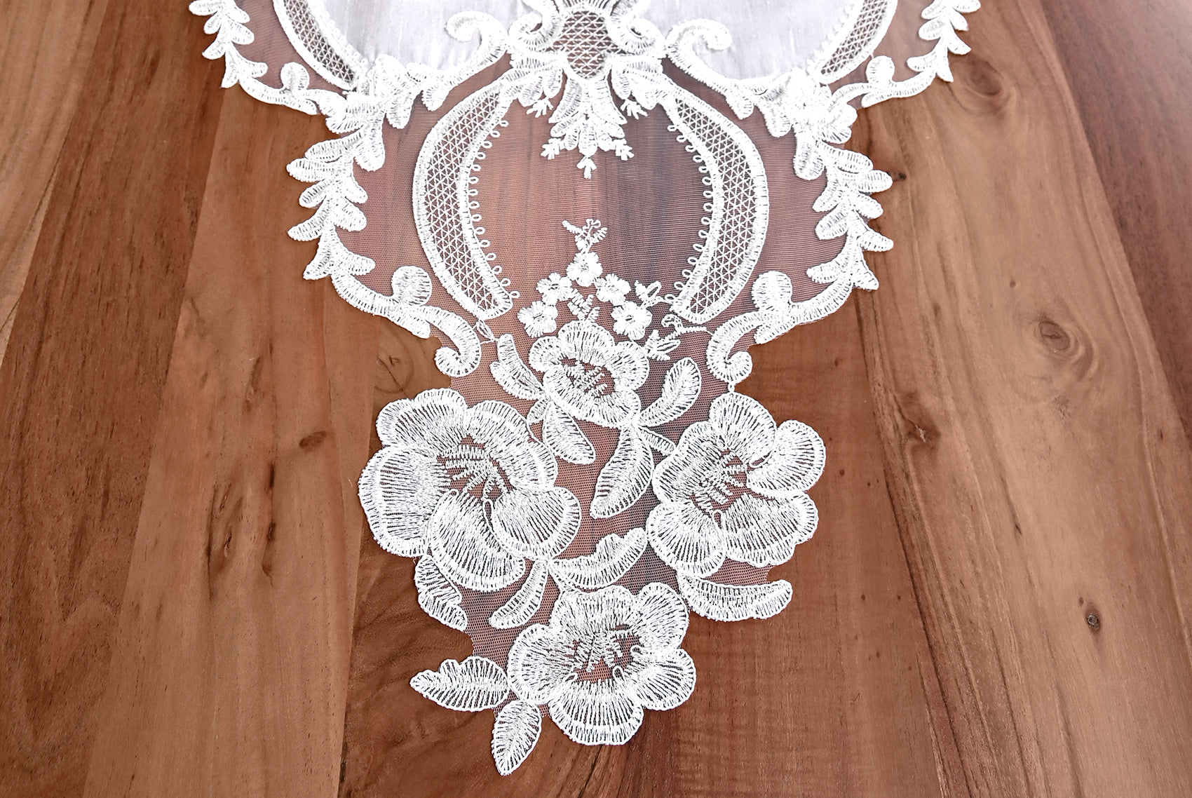 Zahira Lüx asztalterítő, fehér selyem, ezüst csipkével 160x220