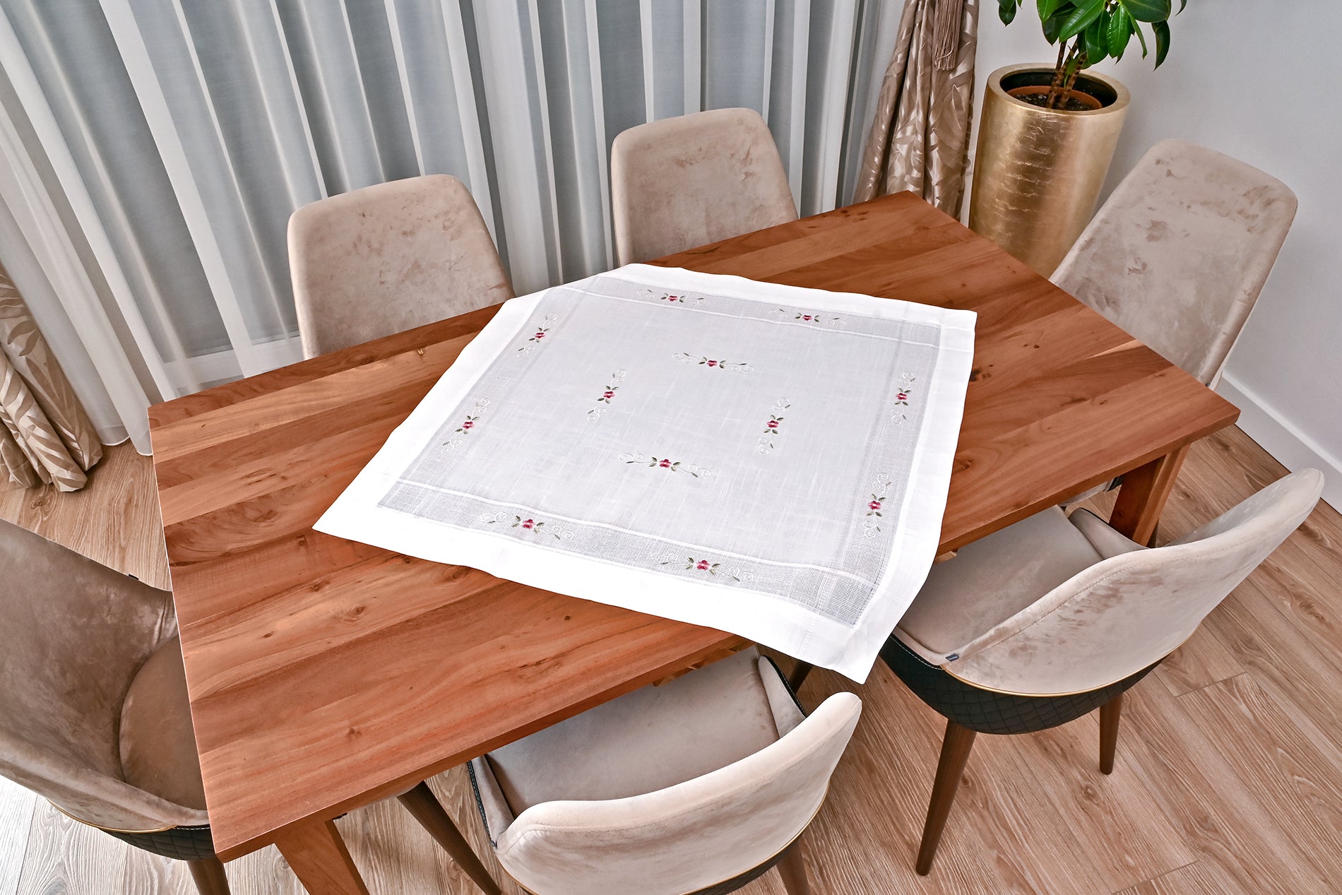 Bahar asztalterítő, fehér, apró virághímzéssel  85 x 85 cm