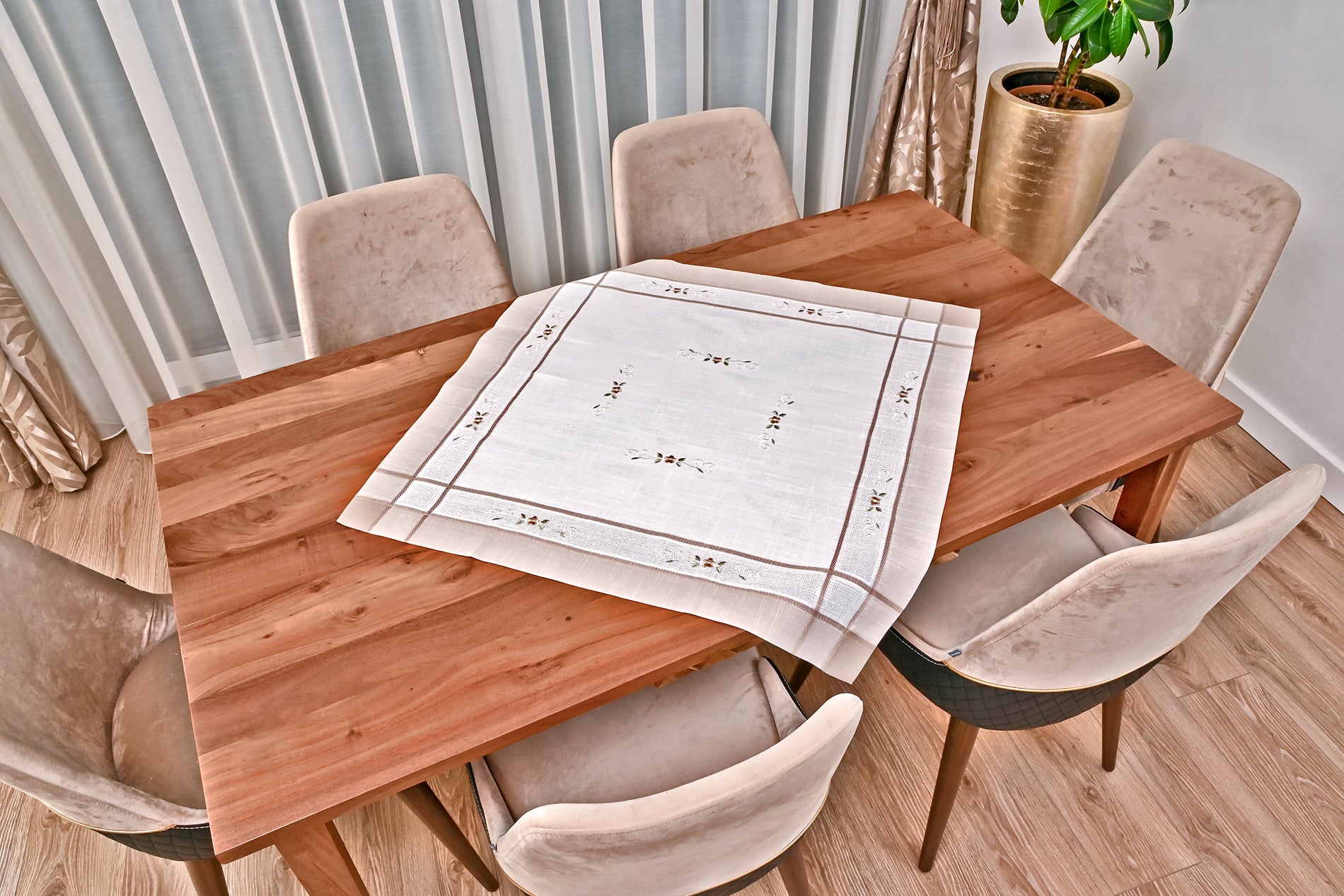 Bahar asztalterítő, fehér-bézs, apró virághímzéssel  85 x 85 cm