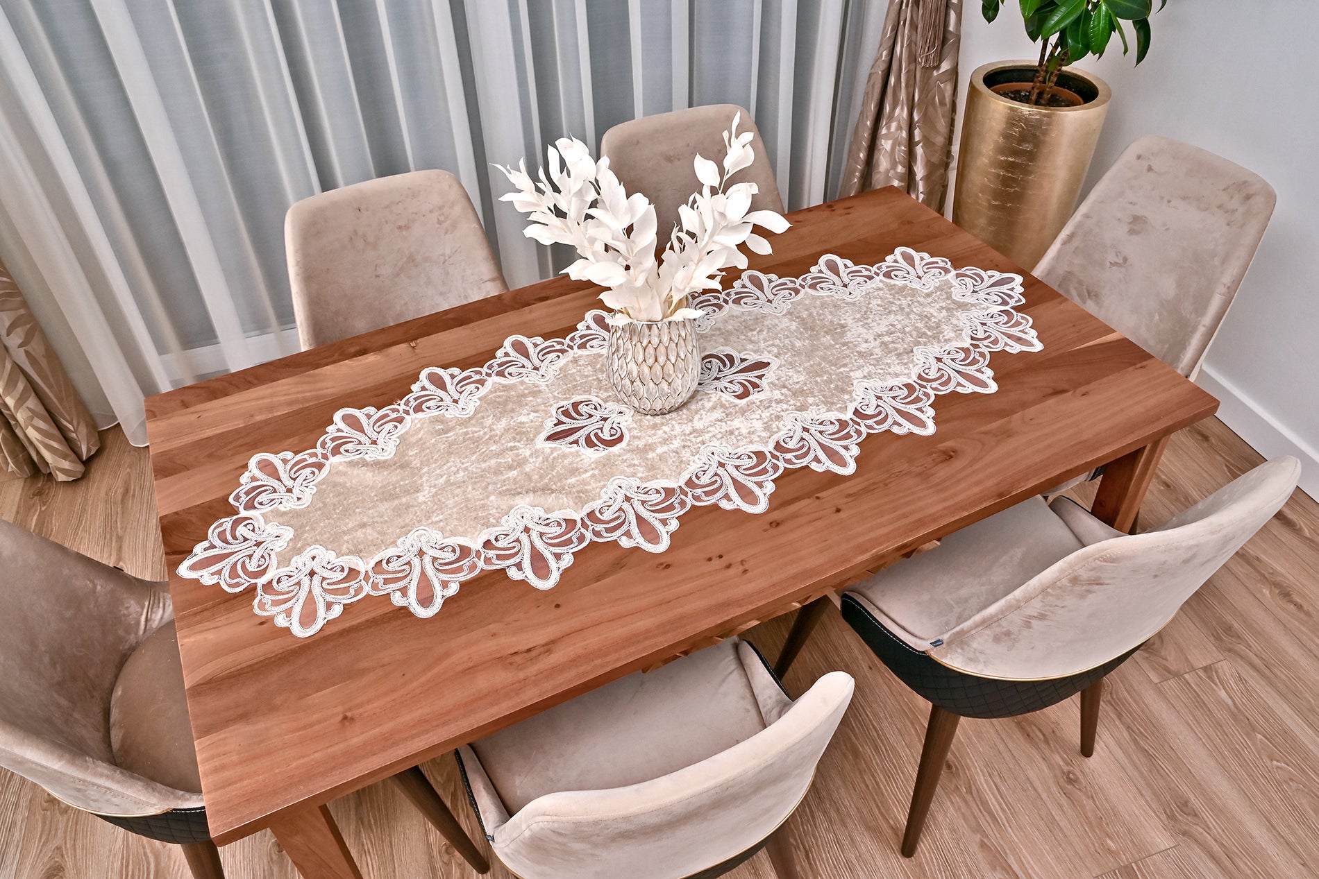 Viento bársony asztali futó bézs színű, arany csipkével 65x160 cm