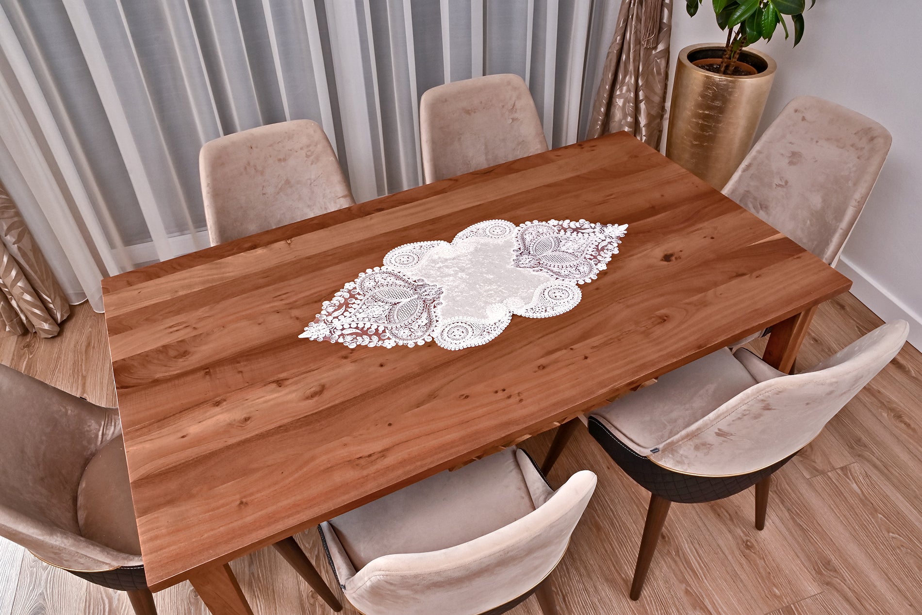 Salkim bársony asztali futó fehér színű, fehér csipkével 35x85 cm