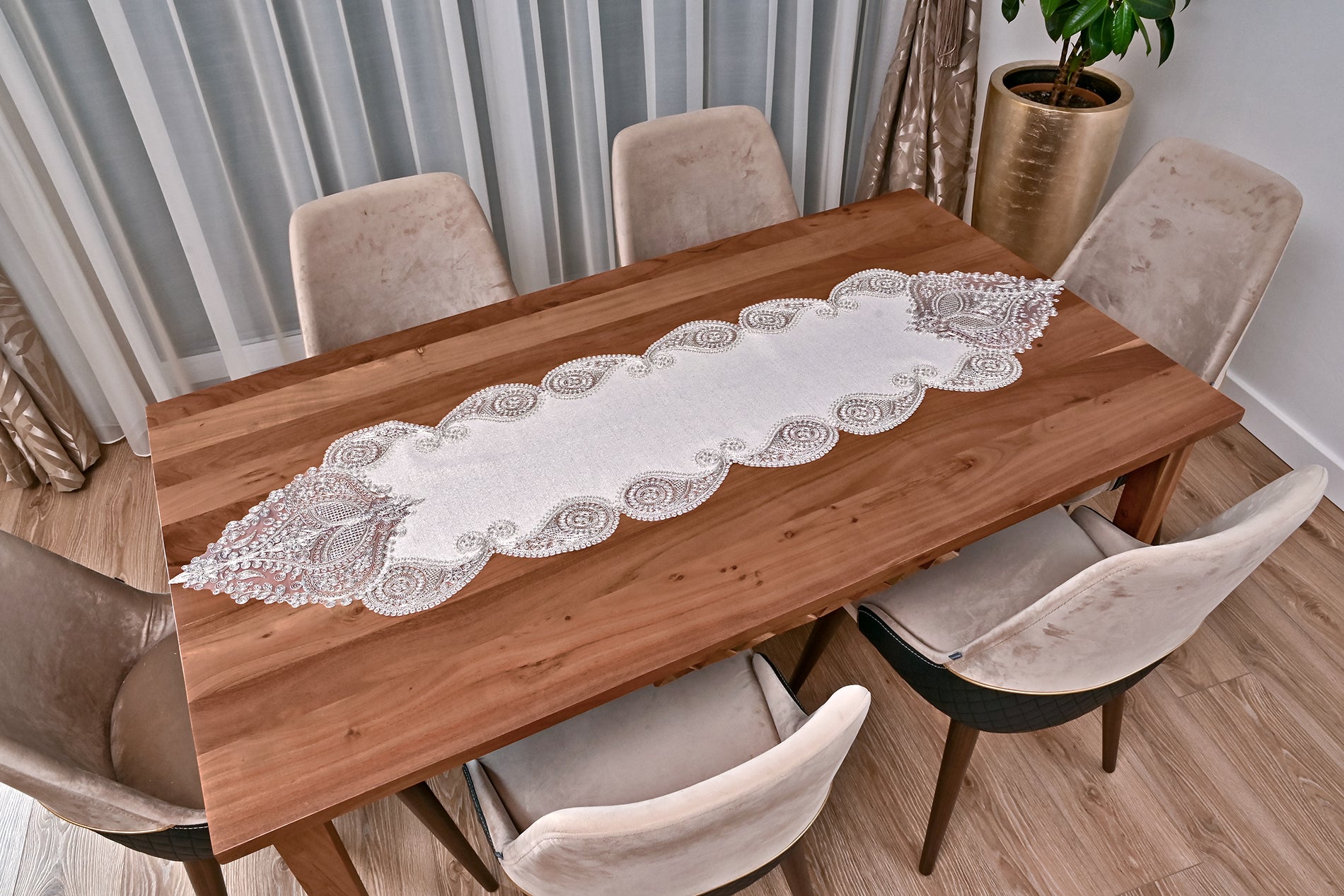 Salkim Lüx asztali futó bézs, arany szemcsés vászon, arany csipkével 40x155 cm