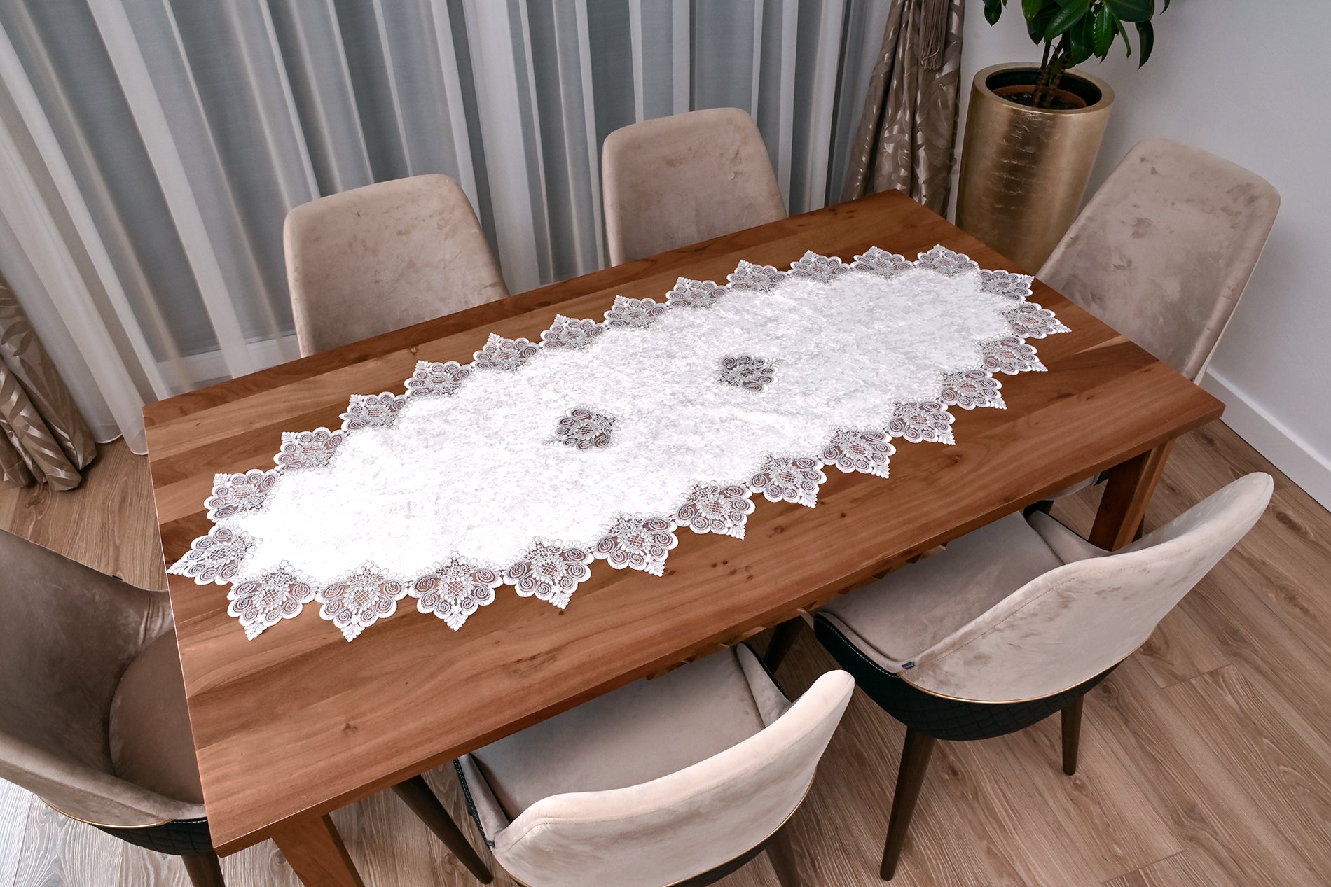 Valentino bársony asztali futó fehér színű, ezüst csipkével 60 x 160 cm