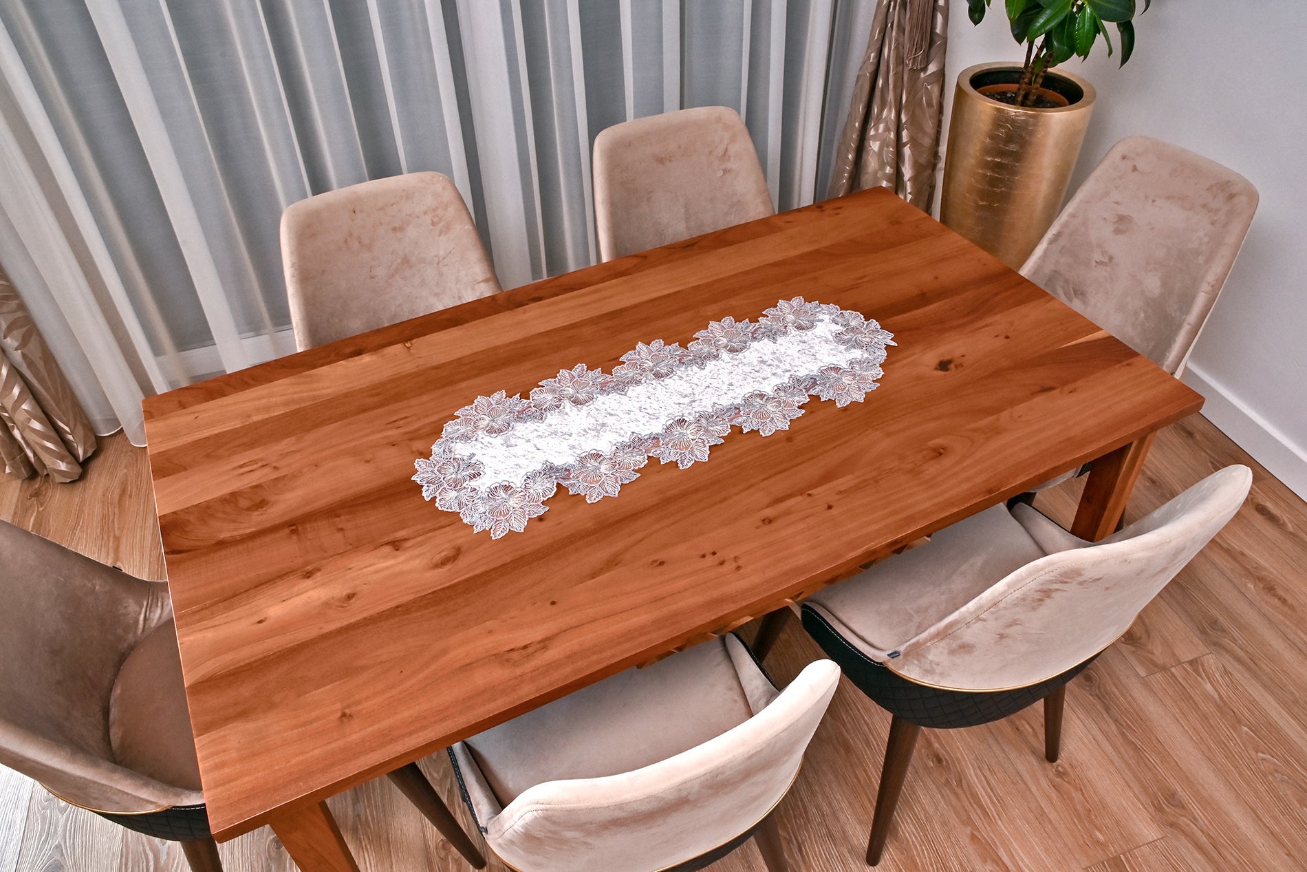 Zoya bársony asztali futó szürke, színű, ezüst csipkével 40*90 cm