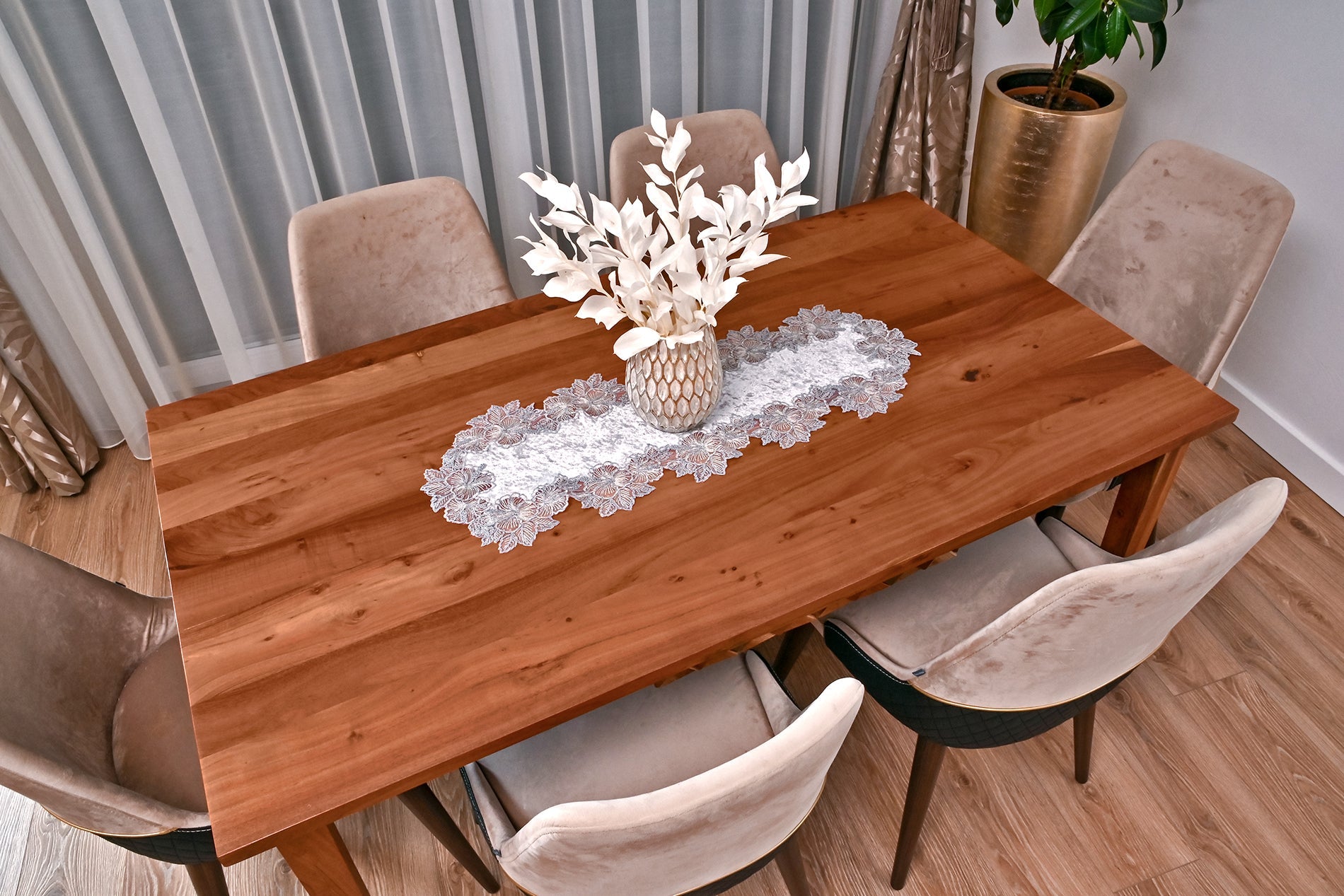 Zoya bársony asztali futó szürke, színű, ezüst csipkével 40*90 cm