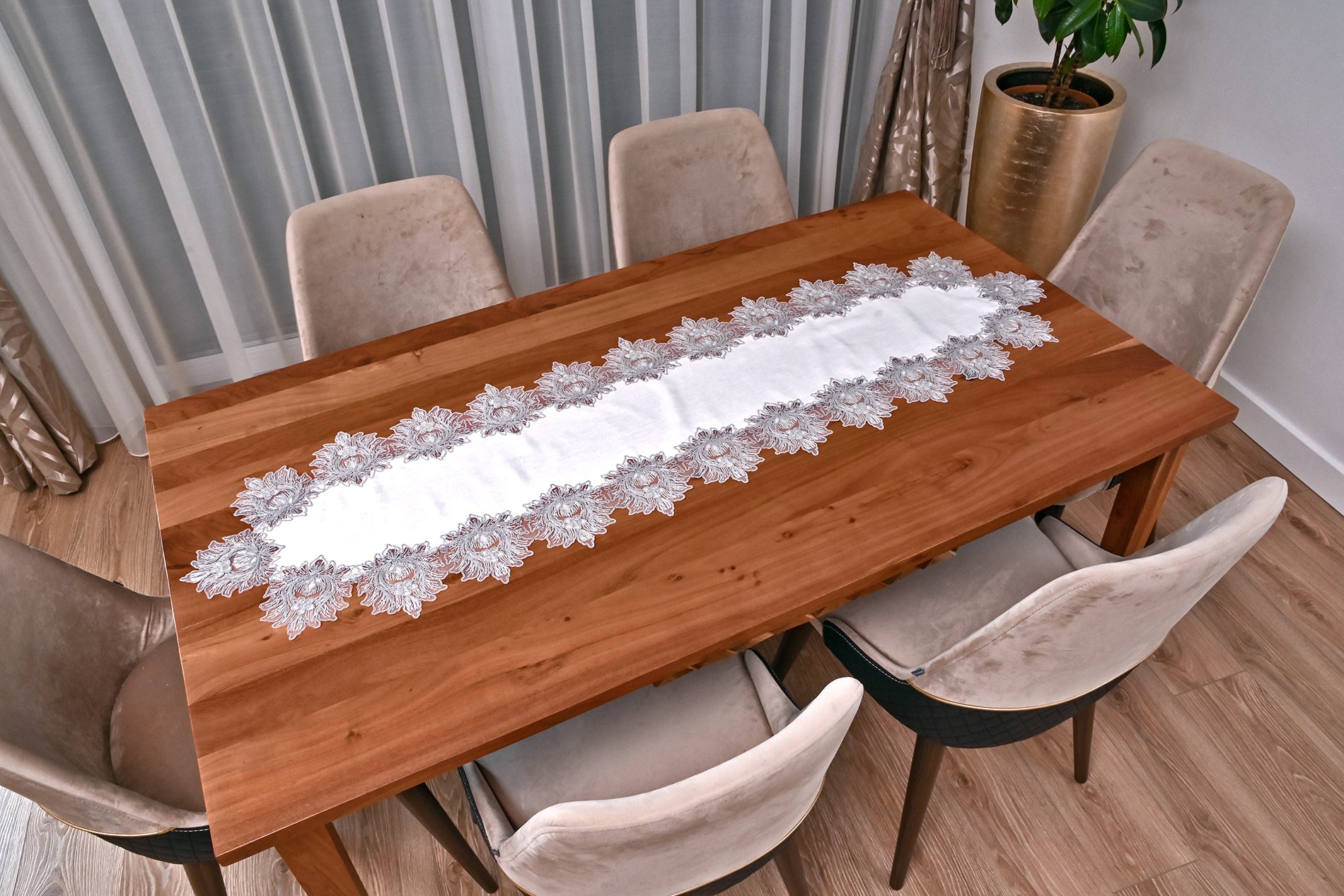 Taj Mahal Lüx asztali futó törtfehér vászon, ezüst csipkével 40*155 cm