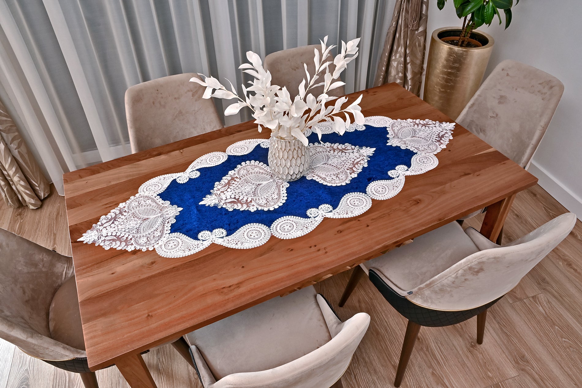 Salkim bársony asztali futó kék színű, fehér csipkével 60x155 cm