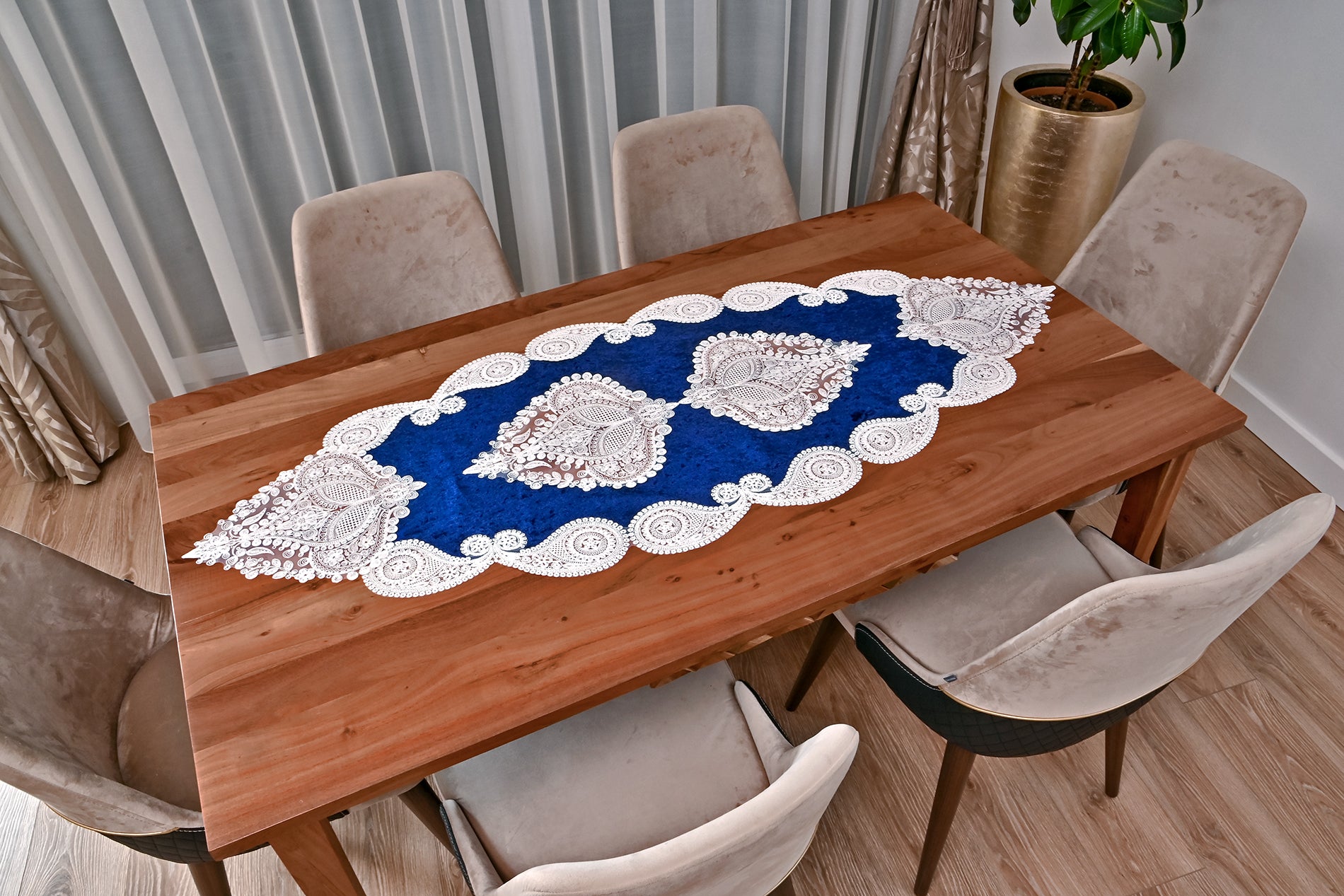 Salkim bársony asztali futó kék színű, fehér csipkével 60x155 cm