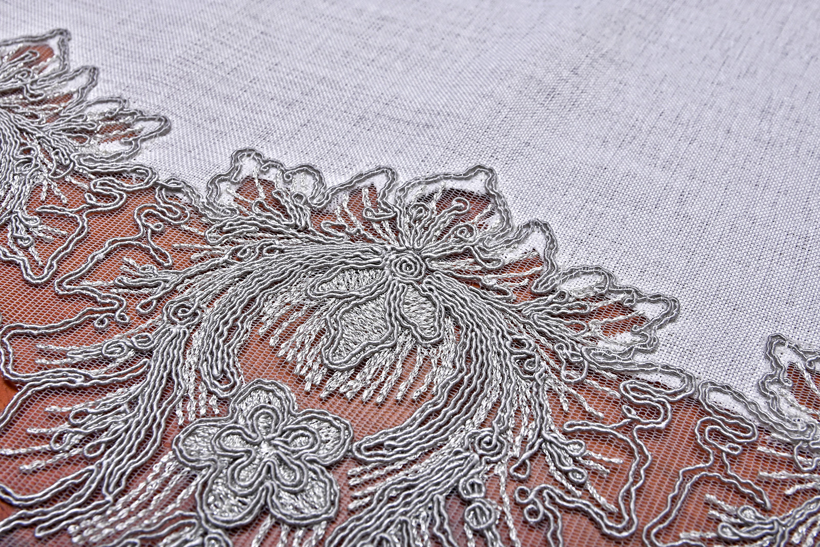 Taj Mahal Eko asztaliterítő,  szürke vászon, szemcsés, ezüst csipkével 160x220