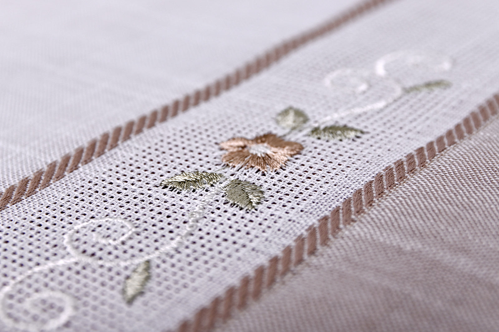 Bahar asztalterítő, fehér-bézs, apró virághímzéssel  85 x 85 cm