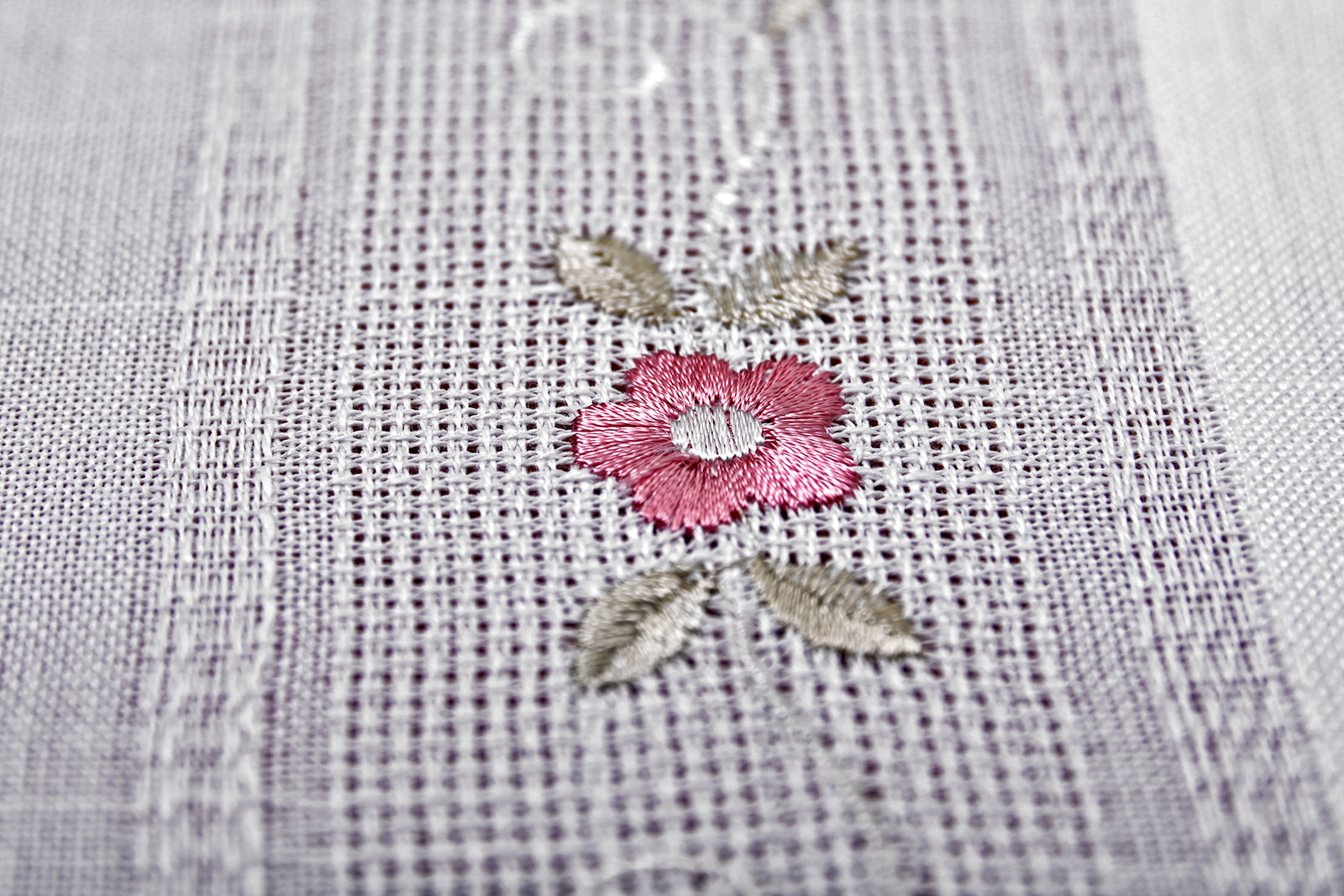 Bahar asztalterítő, fehér, apró virághímzéssel  85 x 85 cm