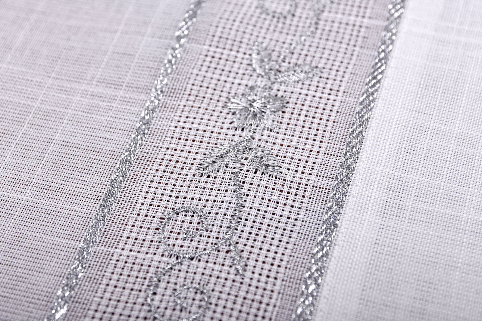 Parla asztalterítő, fehér, ezüst apró virághímzéssel  85 x 85 cm