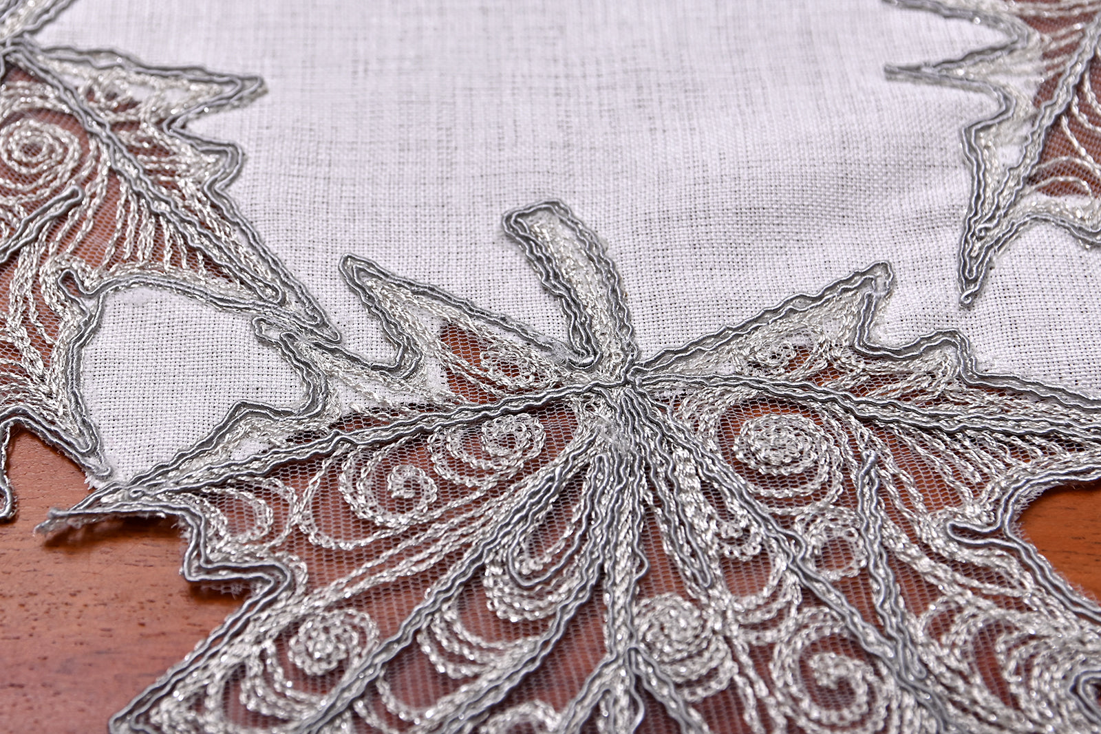 Cinar Eko asztalterítő, tört fehér vászon, nagy ezüst csipkével 160x220