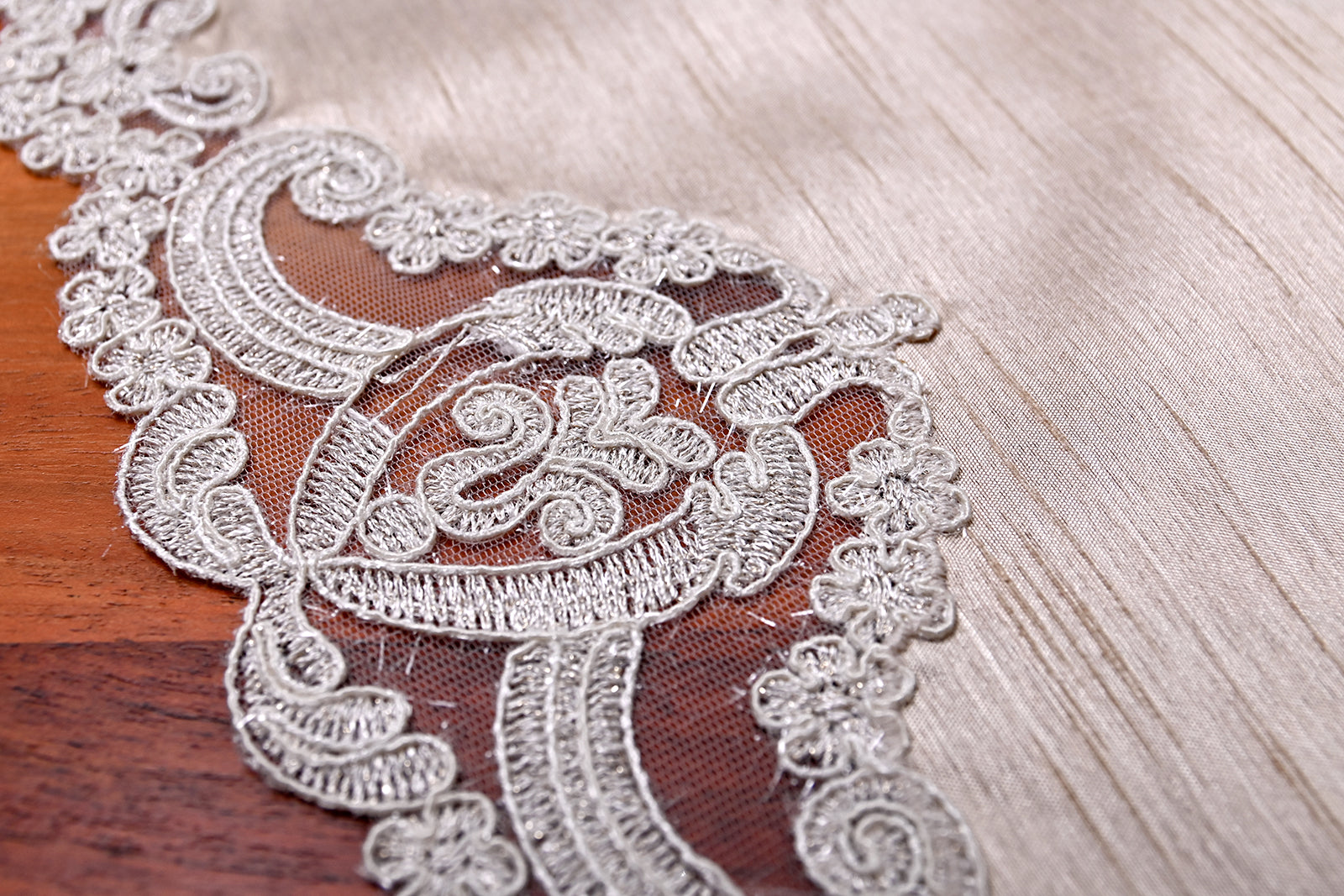 Körfez Lüx, selyem asztalterítő bézs színű, arany csipkével 160x220