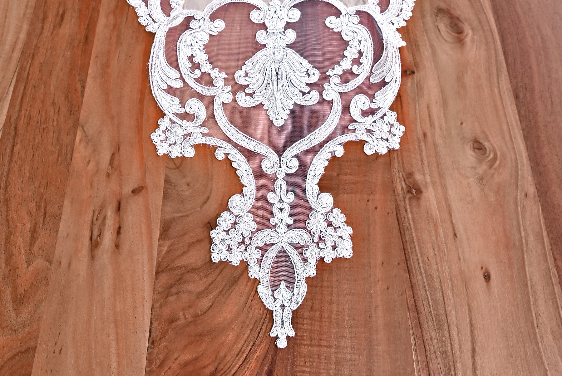 Körfez Lüx, asztali futó bézs színű selyem, arany csipkével 55x160 cm