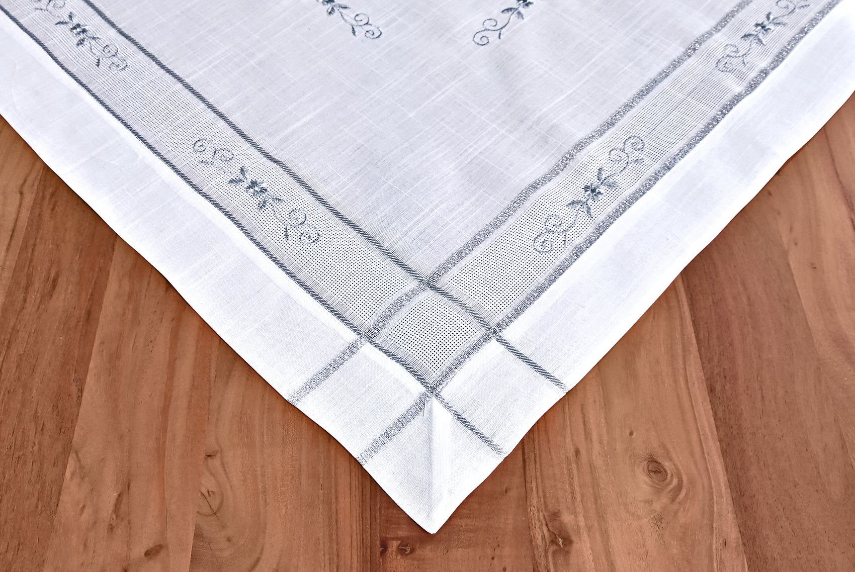 Parla asztalterítő, fehér, ezüst apró virághímzéssel  85 x 85 cm