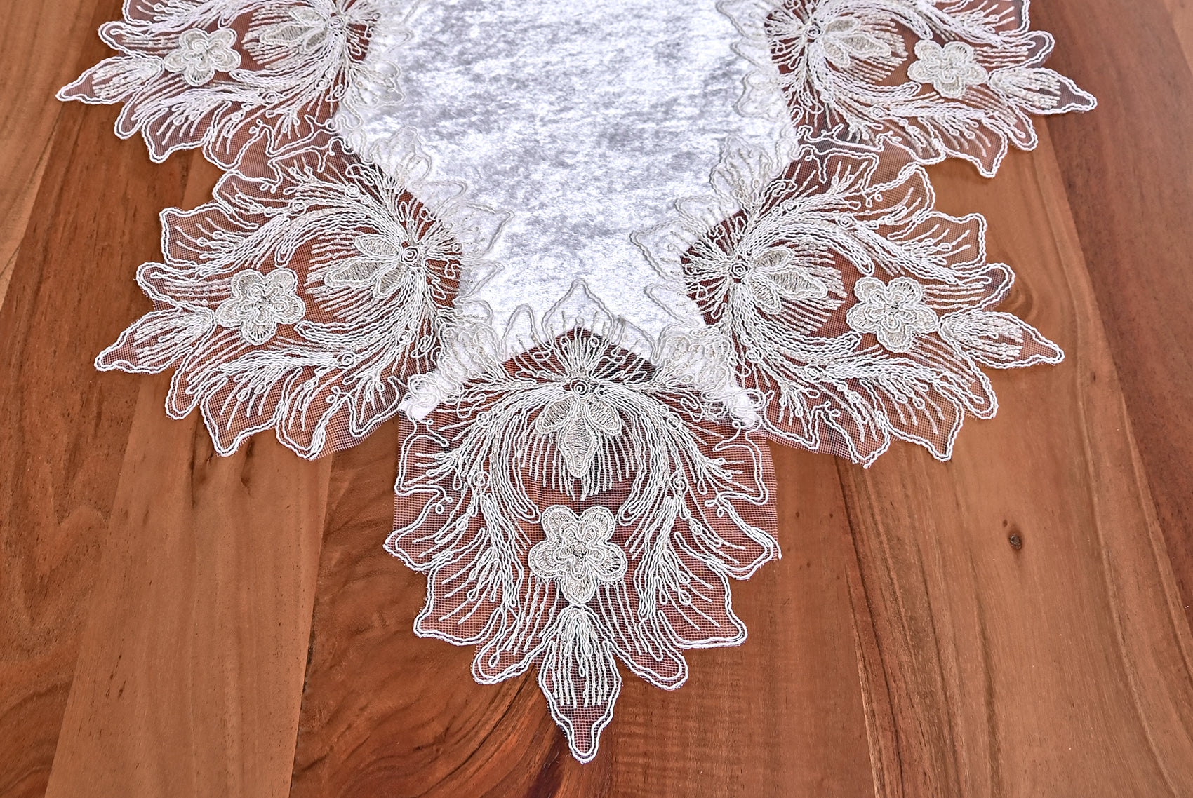 Taj Mahal bársony asztali futó, bézs, arany csipkével 60*160 cm