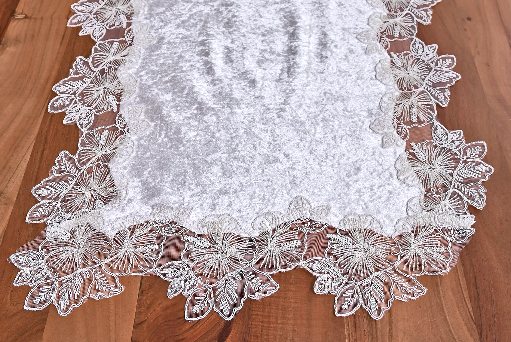 Zoya bársony asztali futó, bézs, arany csipkével 60*160 cm