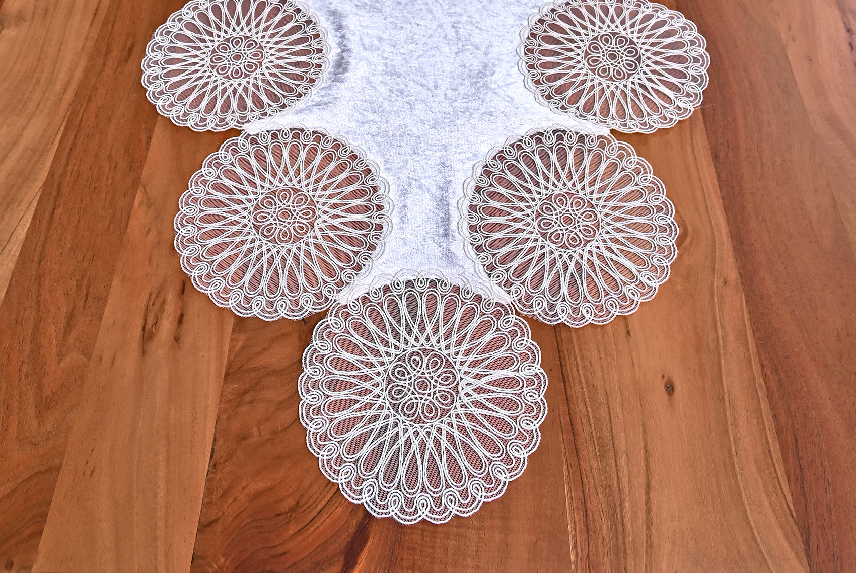 El Vino bársony asztali futó fehér színű, fehér csipkével 40x105 cm