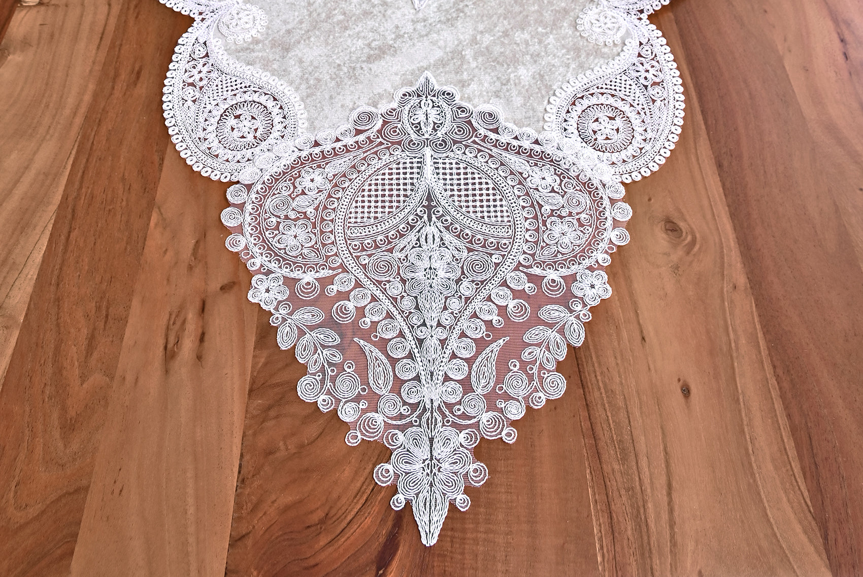 Salkim bársony asztali futó fehér színű, fehér csipkével 35x85 cm