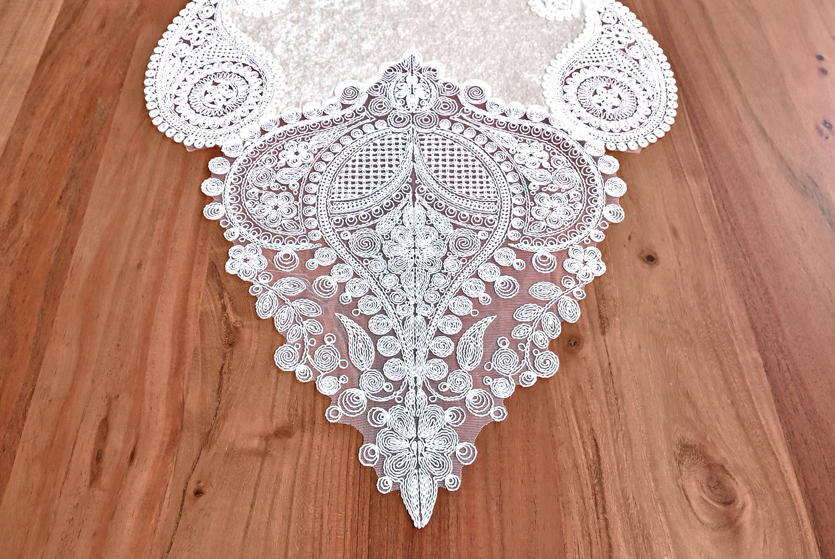 Salkim bársony asztali futó fehér színű, fehér csipkével 40x125 cm