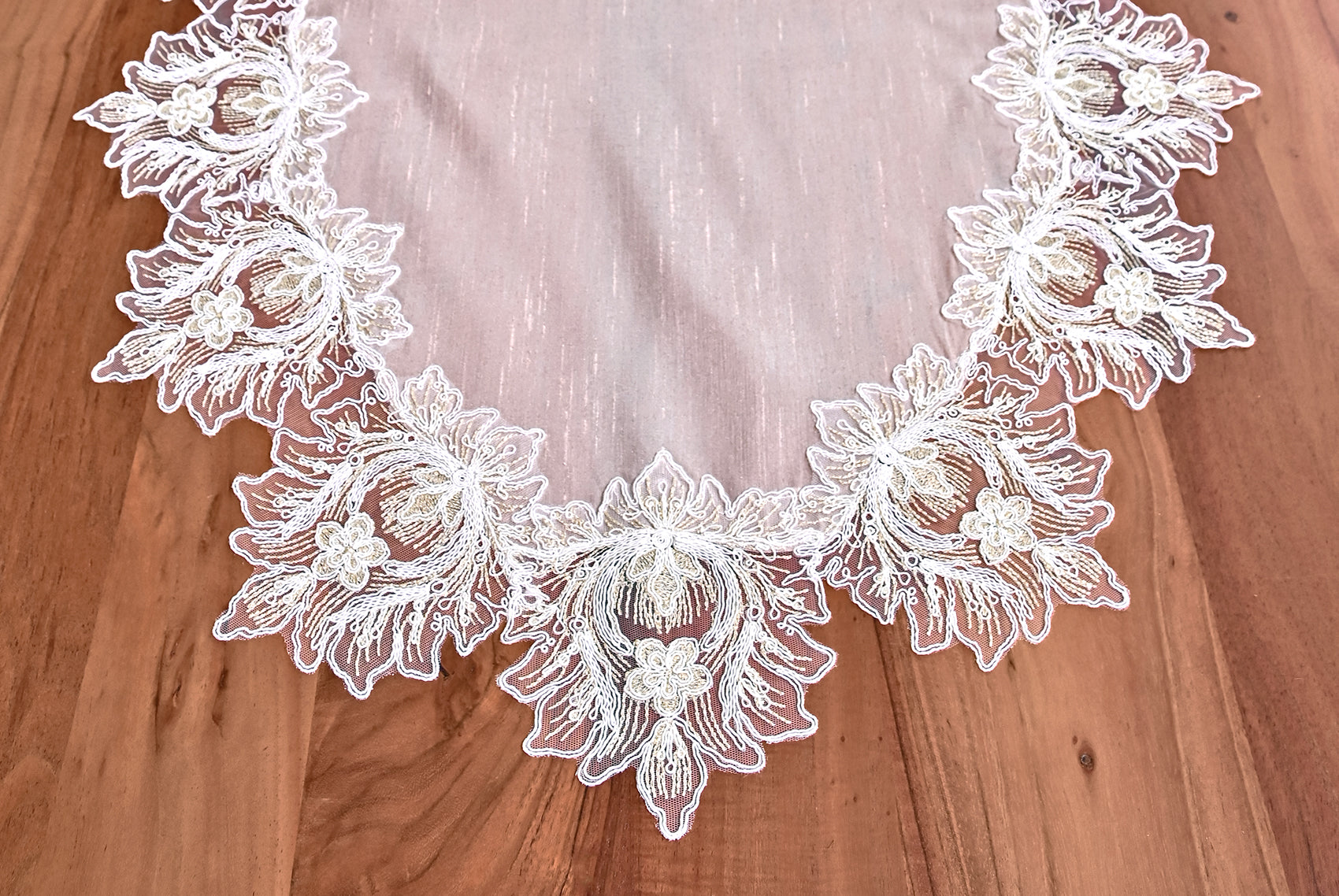 Taj Mahal Lüx asztalterítő bézs selyem, arany csipkével 160x240