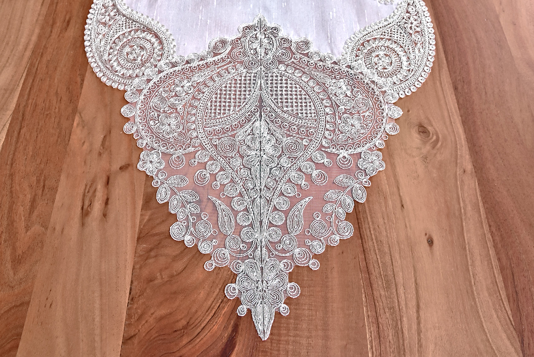 Salkim Lüx asztali futó tört fehér vászon, arany csipkével 40*155 cm