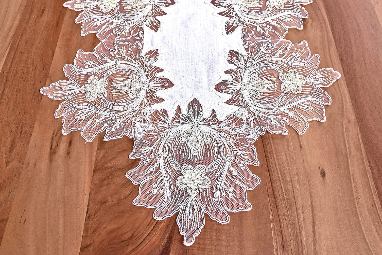 Taj Mahal Lüx asztalterítő tört fehér vászon, arany csipkével 160x220