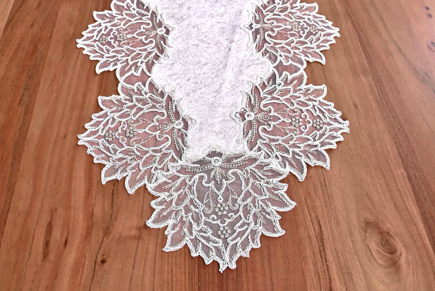 Pera bársony asztali futó kapucsínó színű, arany csipkével 40x100 cm