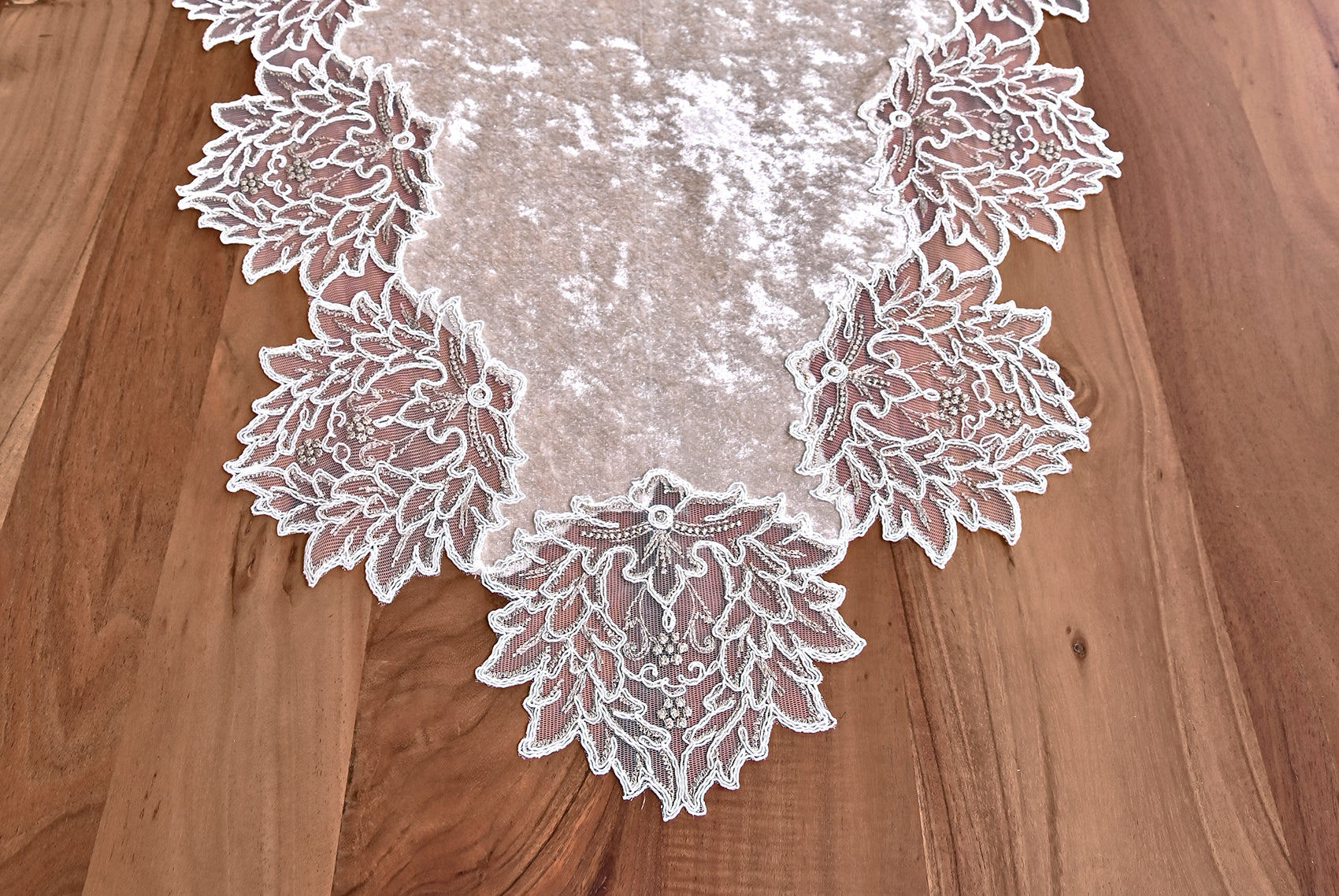 Pera bársony asztali futó kapucsínó színű, arany csipkével 55x150 cm