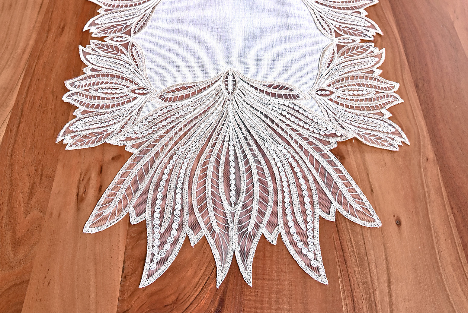 Kaktusz Eko asztalterítő bézs szemcsés vászon, arany csipkével 160x220