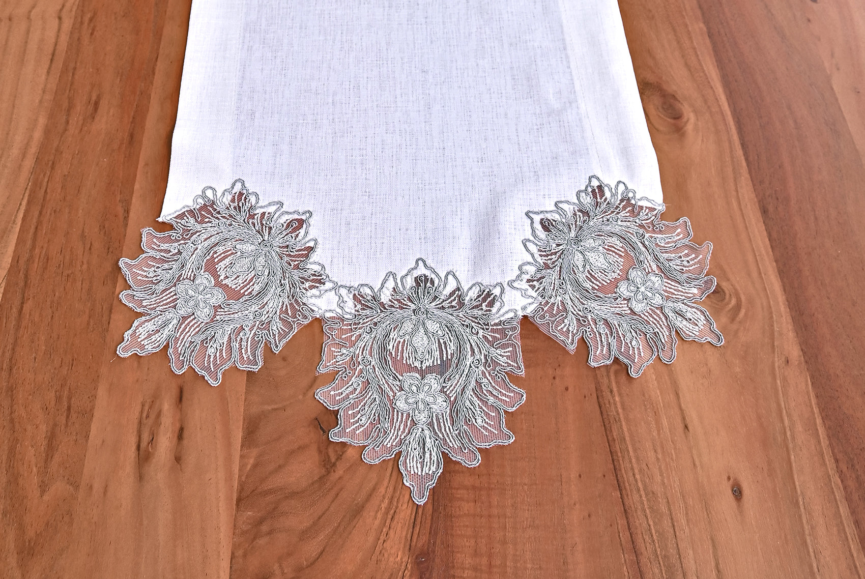 Taj Mahal Eko asztali futó tört fehér vászon ezüst csipkével 40x155 cm
