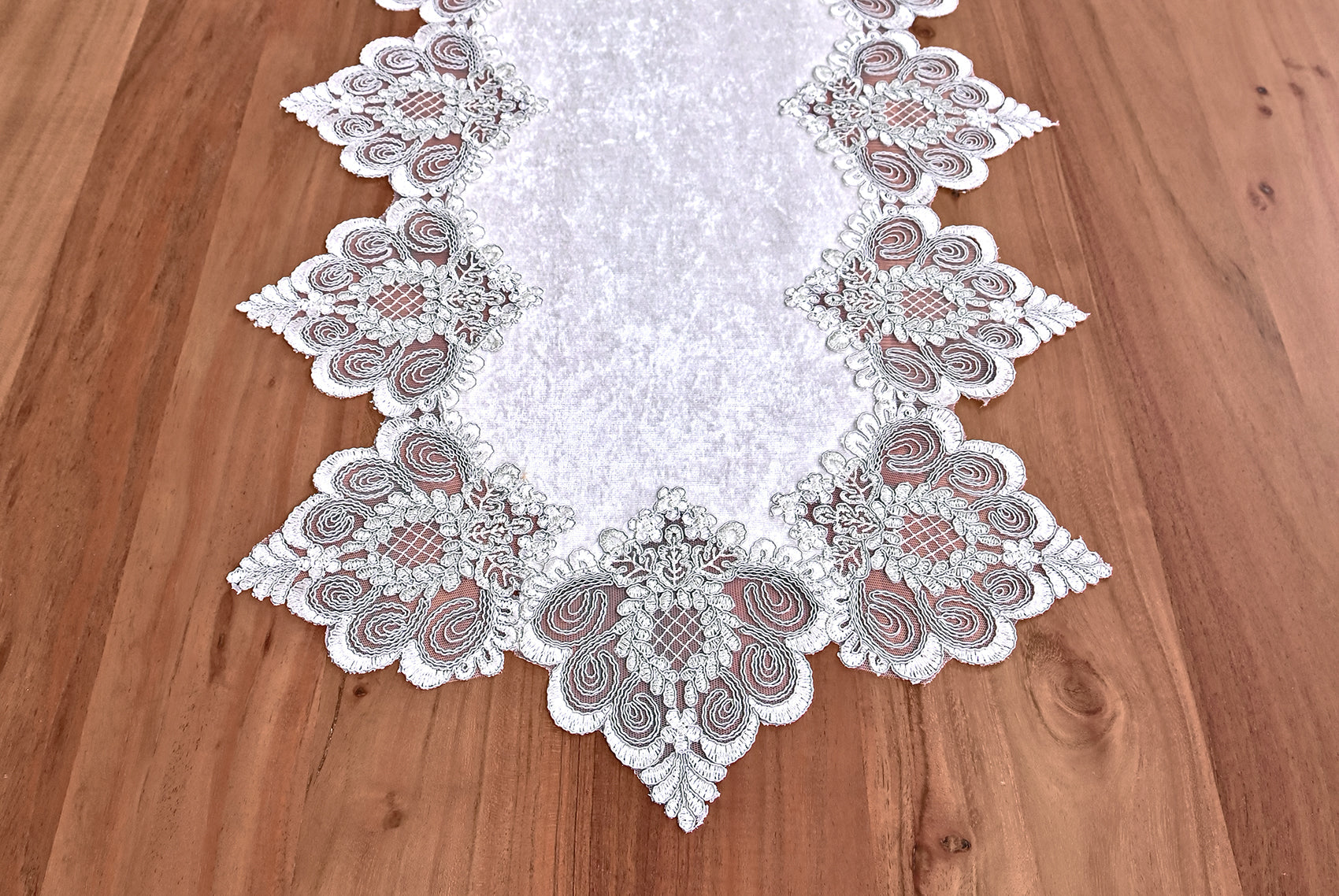 Valentino bársony asztali futó fehér színű, ezüst csipkével 60 x 160 cm