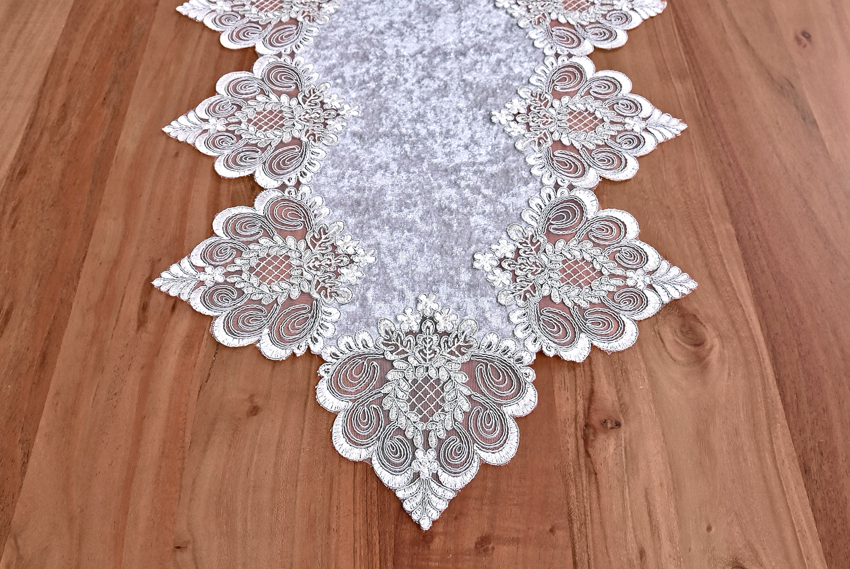 Valentino bársony asztali futó szürke színű, ezüst csipkével 40 x 100 cm