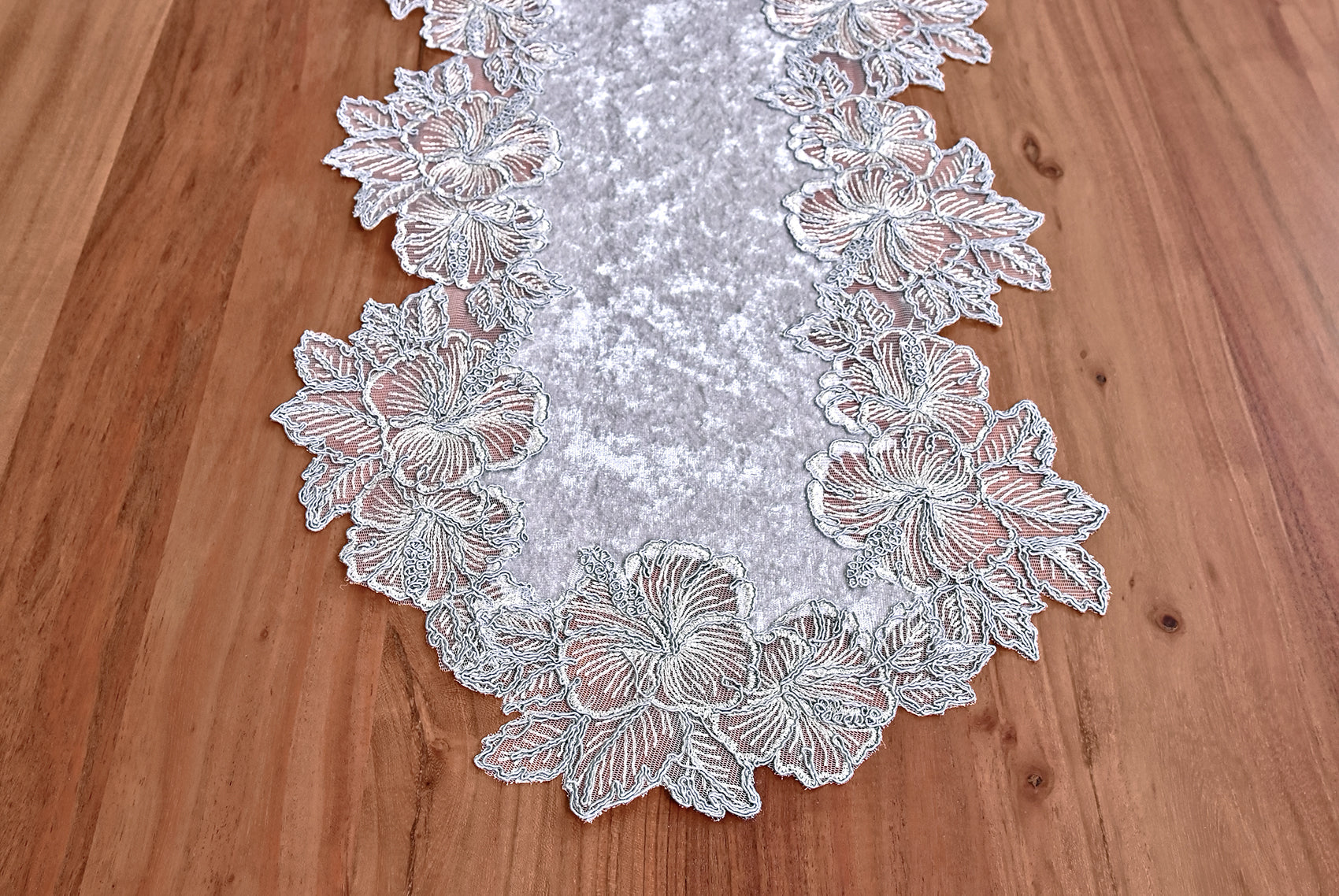 Zoya bársony asztali futó szürke, színű, ezüst csipkével 40*90 cm