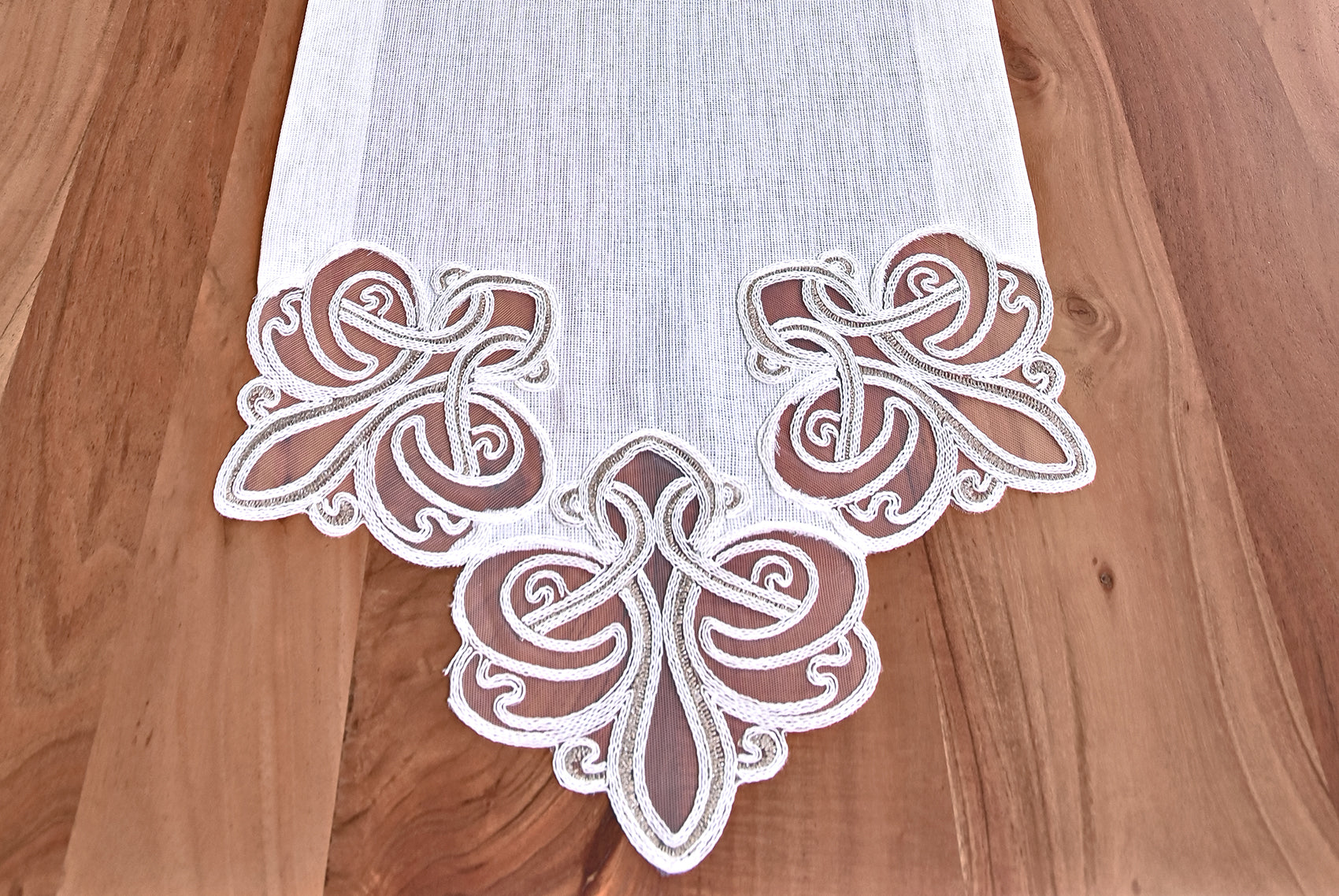 Viento Eko asztalterítő tört fehér vászon, szemcsés, arany csipkével 160 x 220 cm