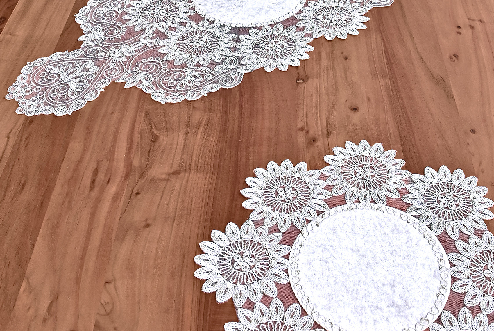 Leyla bársony asztali futó szett, 3 darabos, bézs színű, arany csipkével 40x95 cm