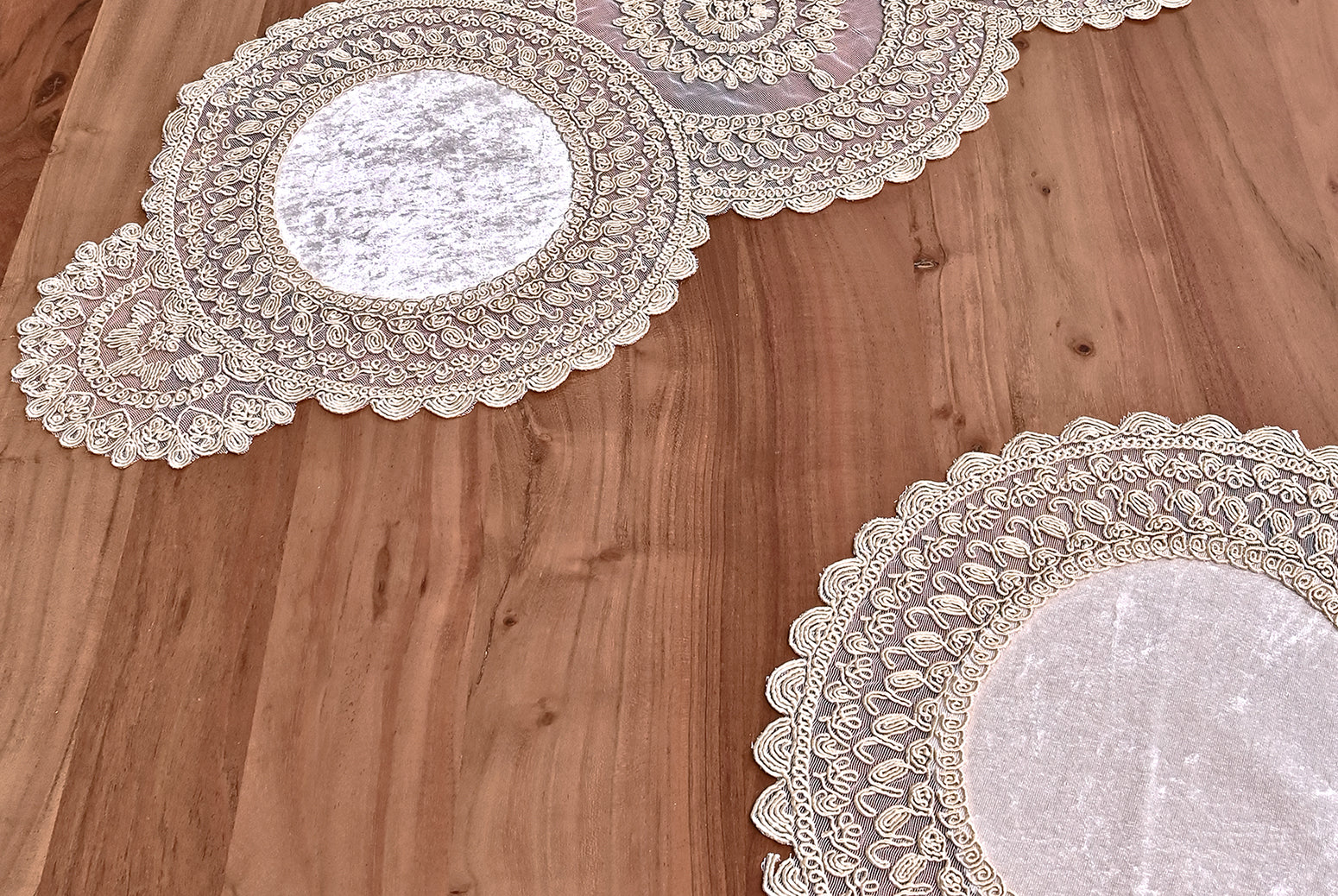 Lara bársony asztali futó szett, 3 darabos, bézs színű, arany csipkével 40x95 cm