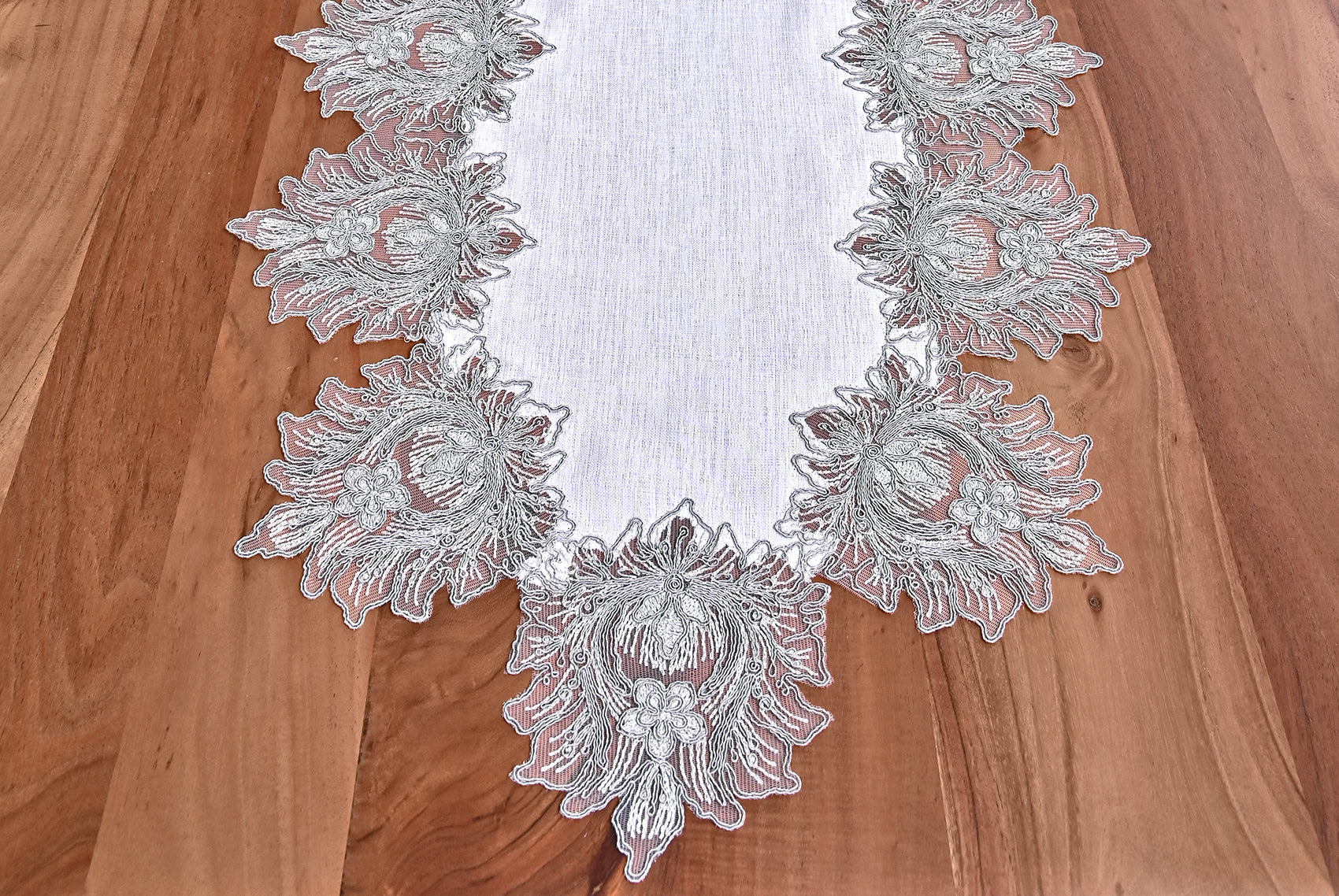 Taj Mahal Lüx asztalterítő tört fehér vászon, ezüst csipkével 160x220