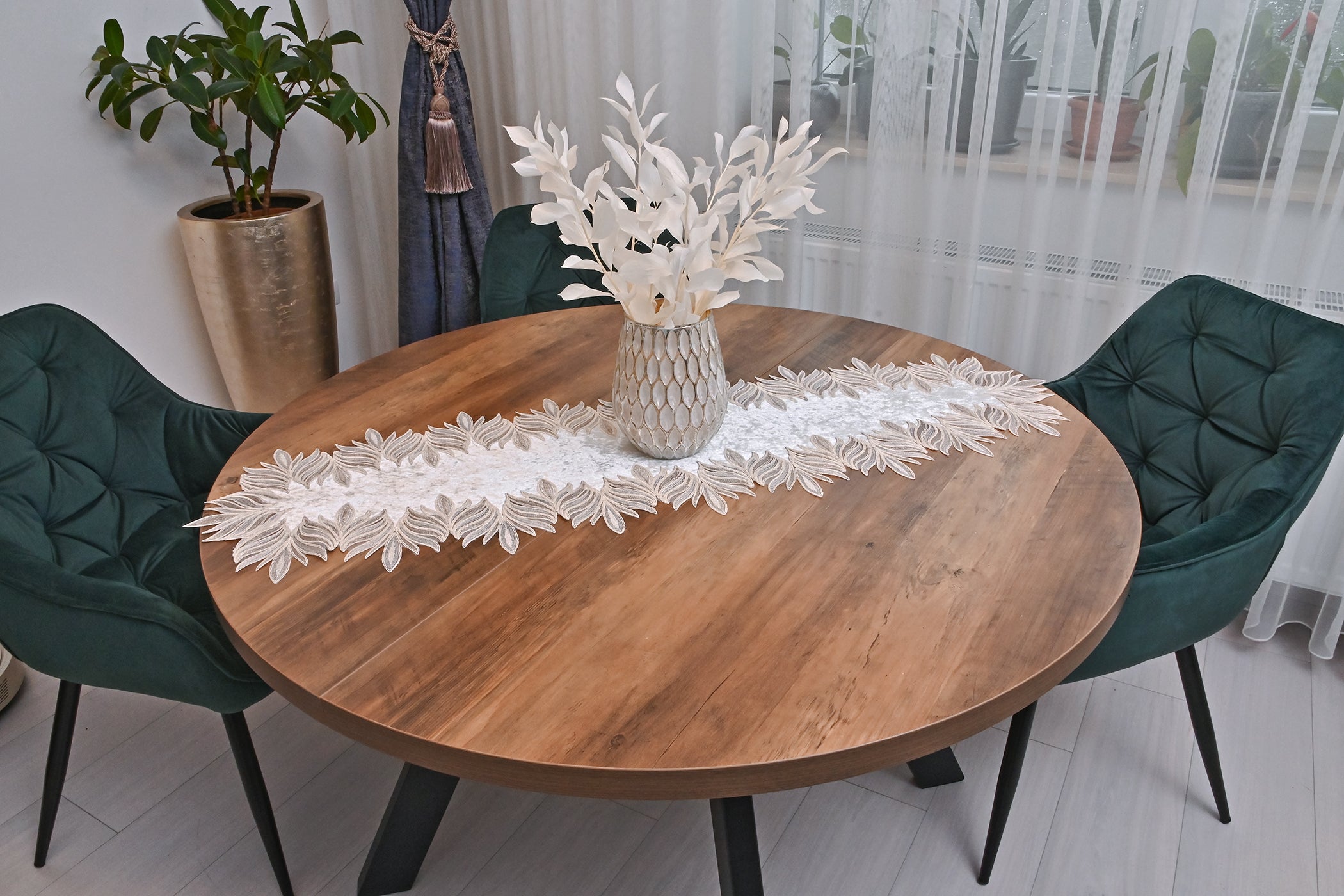 Lotus bársony asztali futó fehér színű, arany csipkével 40 x 120 cm