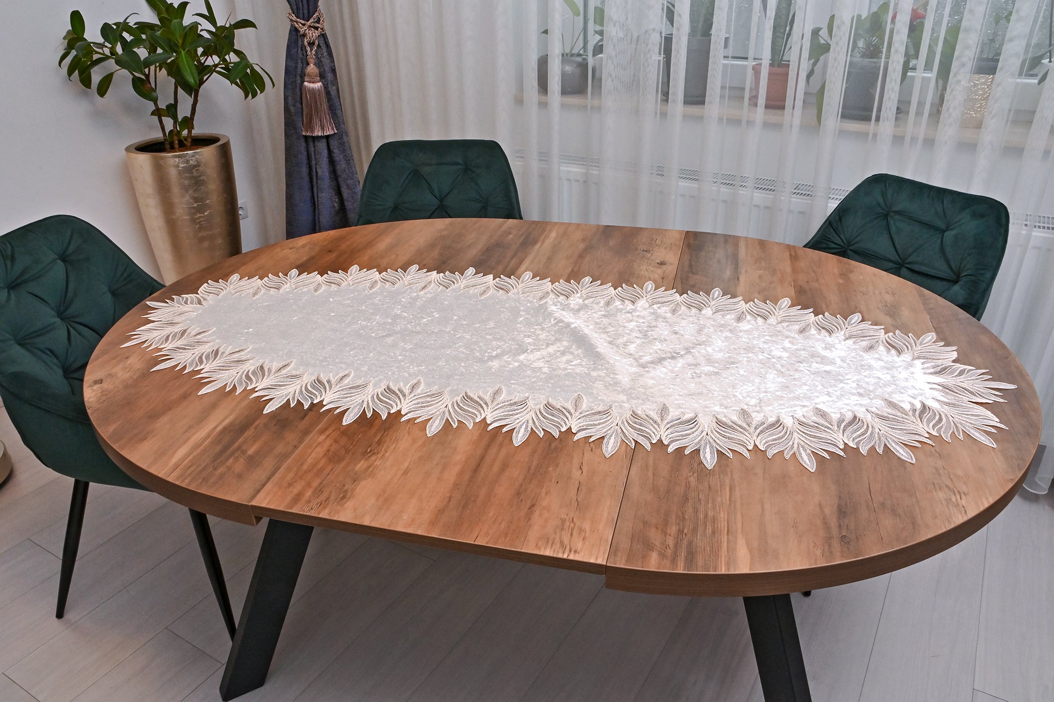 Lotus bársony asztali futó fehér színű, arany csipkével 60 x 150 cm